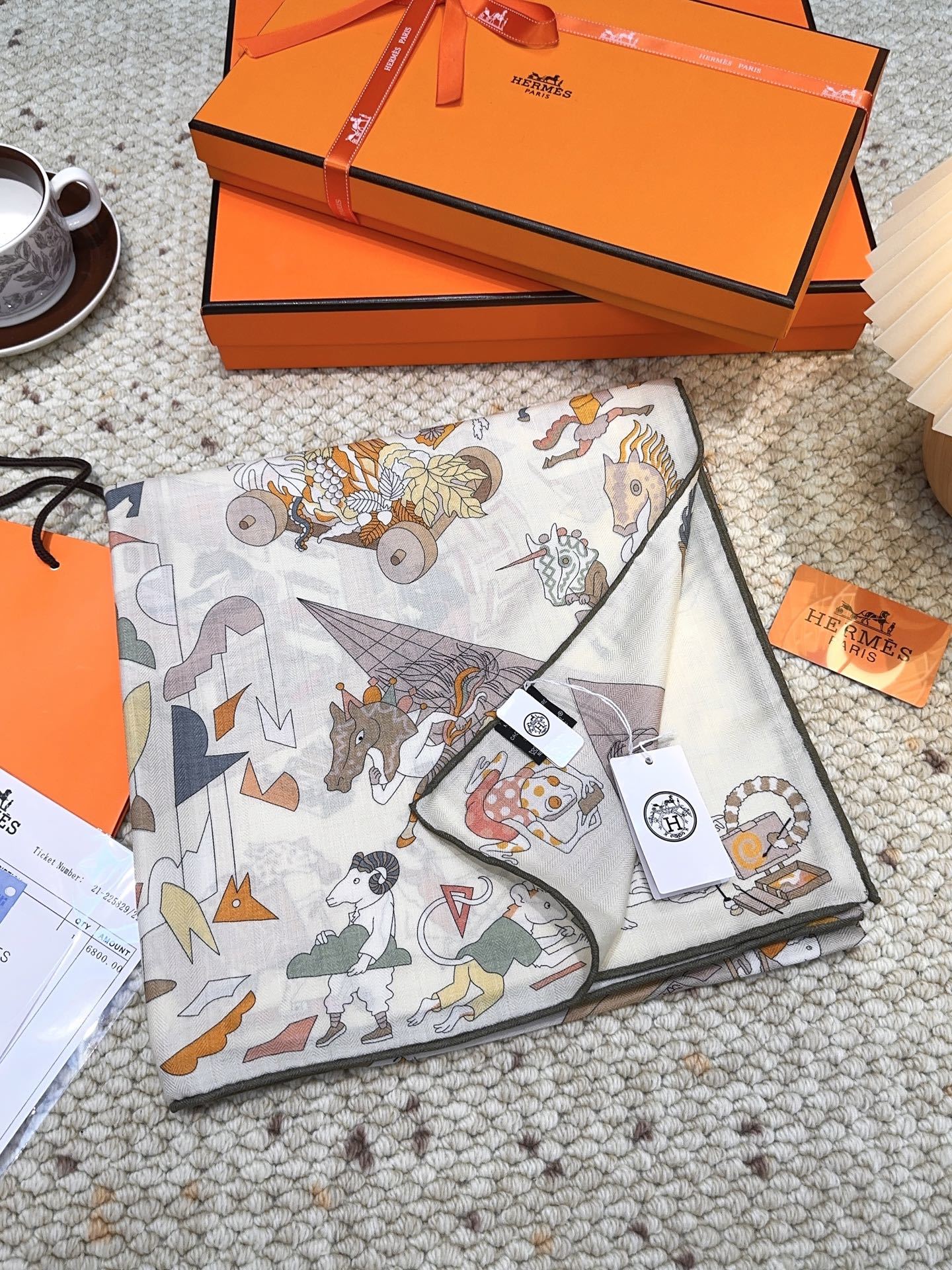 爱马仕(Hermes)2025年秋冬抢先 上新💞【双面同色丝毛方巾】手工卷边山羊绒和真丝混纺披肩(70%