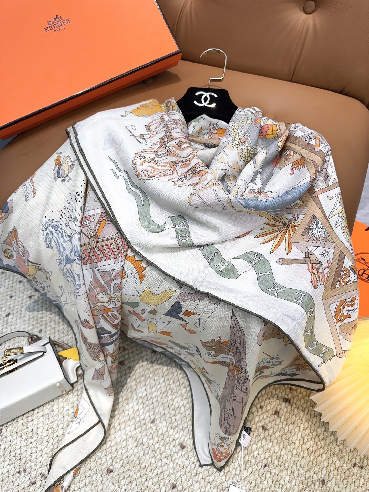 爱马仕(Hermes)2025年秋冬抢先 上新💞【双面同色丝毛方巾】手工卷边山羊绒和真丝混纺披肩(70%