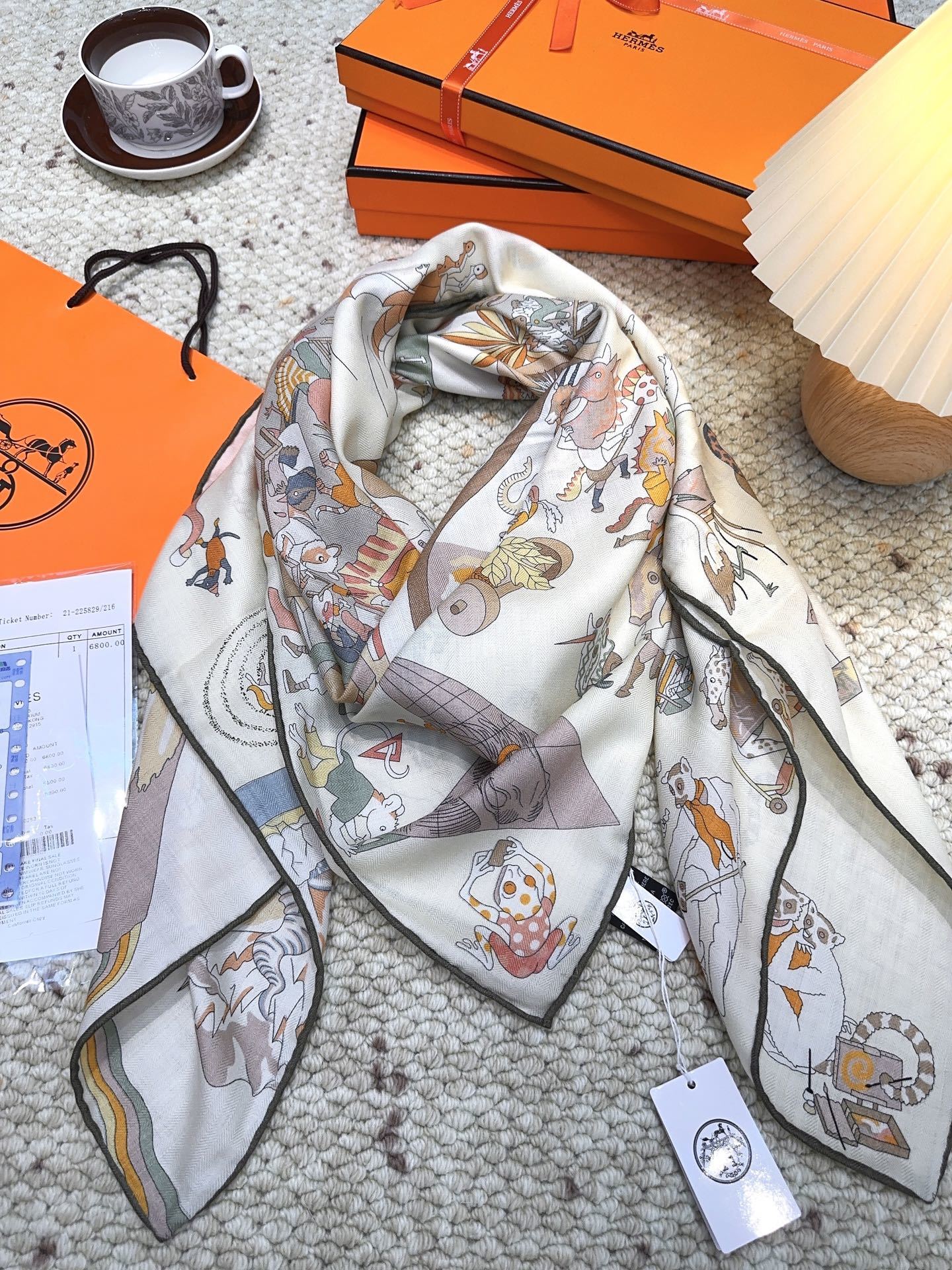 爱马仕(Hermes)2025年秋冬抢先 上新💞【双面同色丝毛方巾】手工卷边山羊绒和真丝混纺披肩(70%