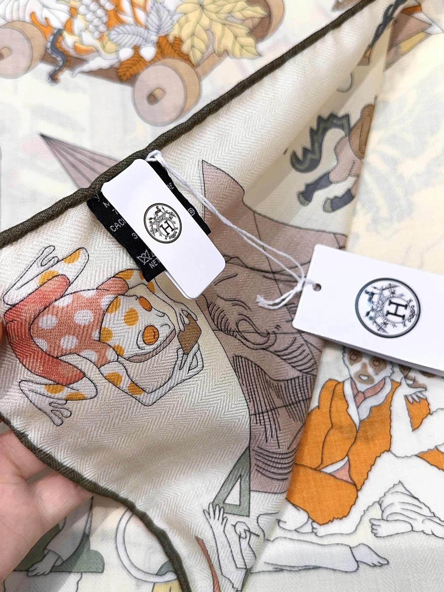 爱马仕(Hermes)2025年秋冬抢先 上新💞【双面同色丝毛方巾】手工卷边山羊绒和真丝混纺披肩(70%