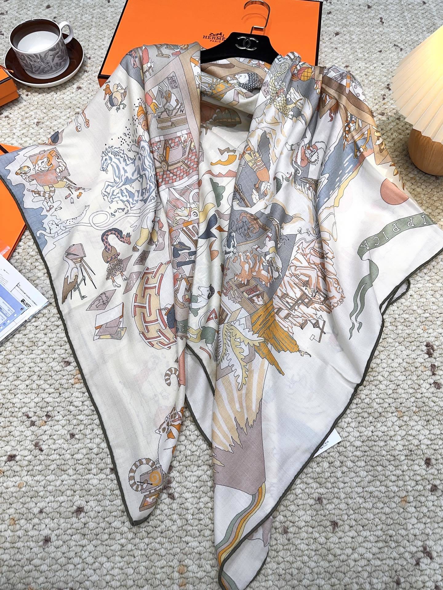 爱马仕(Hermes)2025年秋冬抢先 上新💞【双面同色丝毛方巾】手工卷边山羊绒和真丝混纺披肩(70%