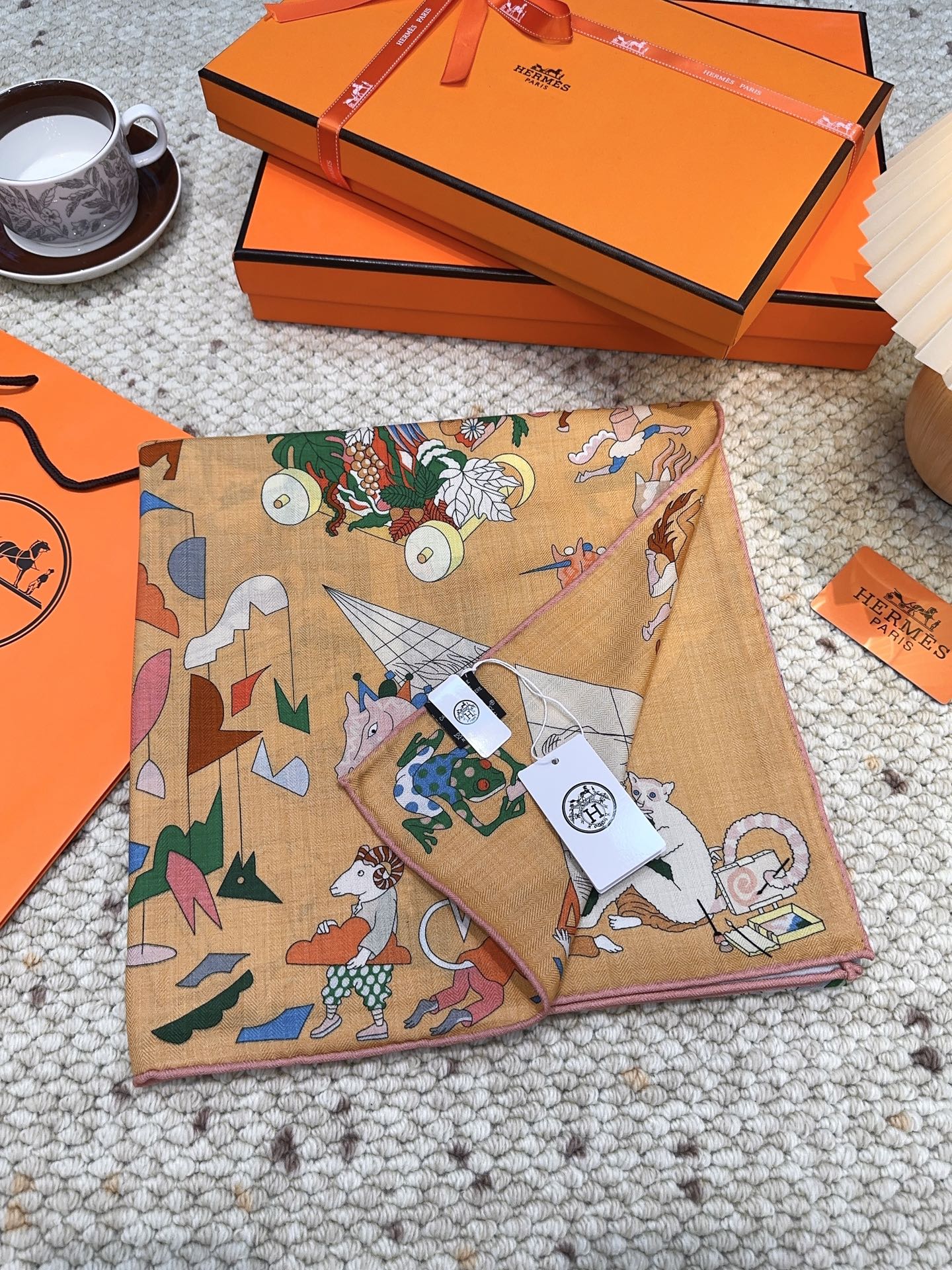 爱马仕（Hermes）2025年秋冬抢先 上新💞【双面同色丝毛方巾】手工卷边山羊绒和真丝混纺披肩（70%