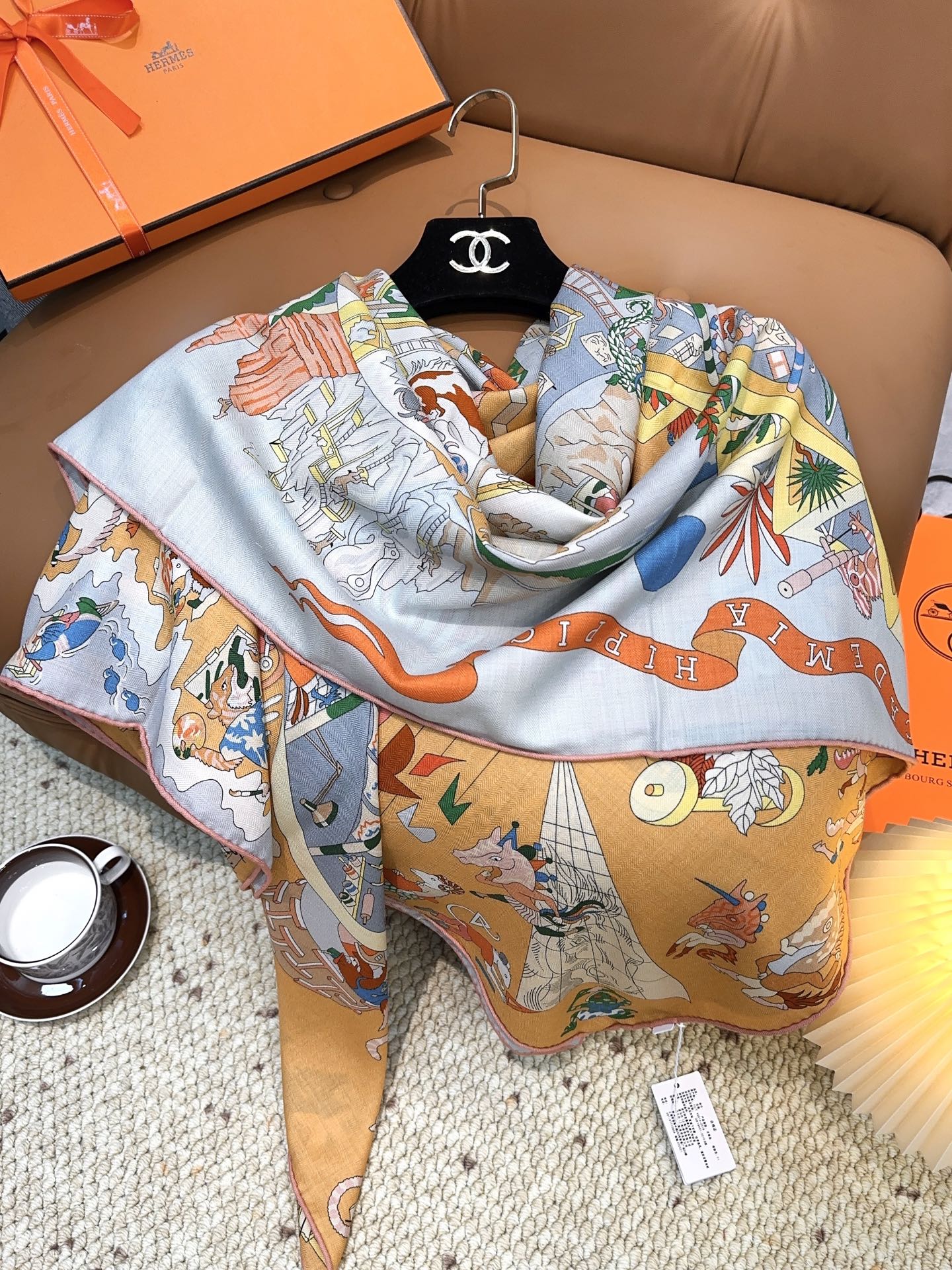 爱马仕（Hermes）2025年秋冬抢先 上新💞【双面同色丝毛方巾】手工卷边山羊绒和真丝混纺披肩（70%