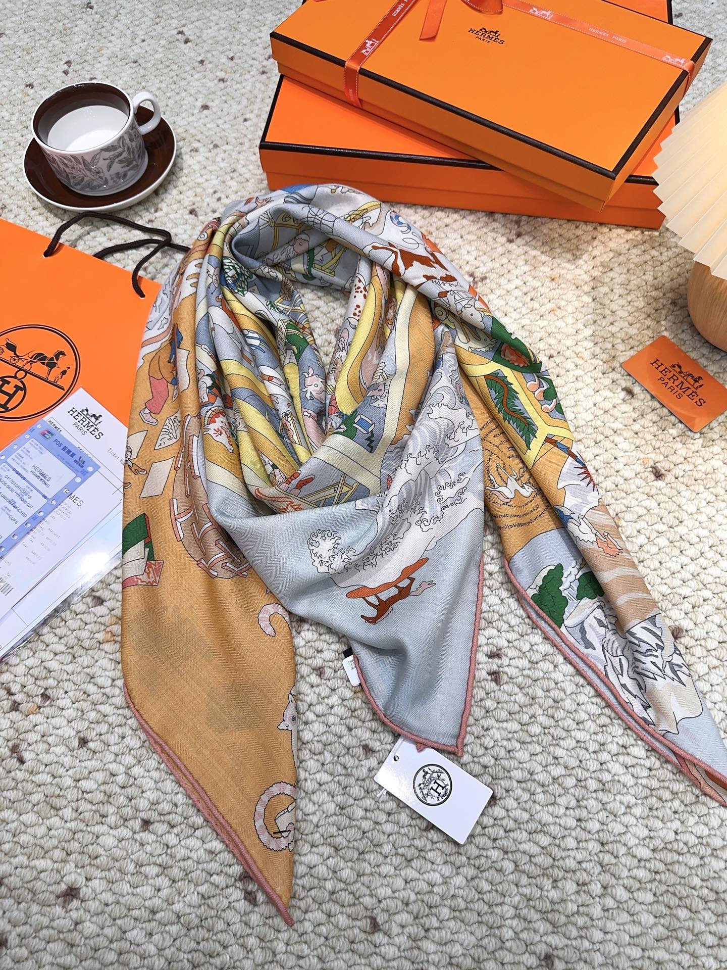 爱马仕（Hermes）2025年秋冬抢先 上新💞【双面同色丝毛方巾】手工卷边山羊绒和真丝混纺披肩（70%