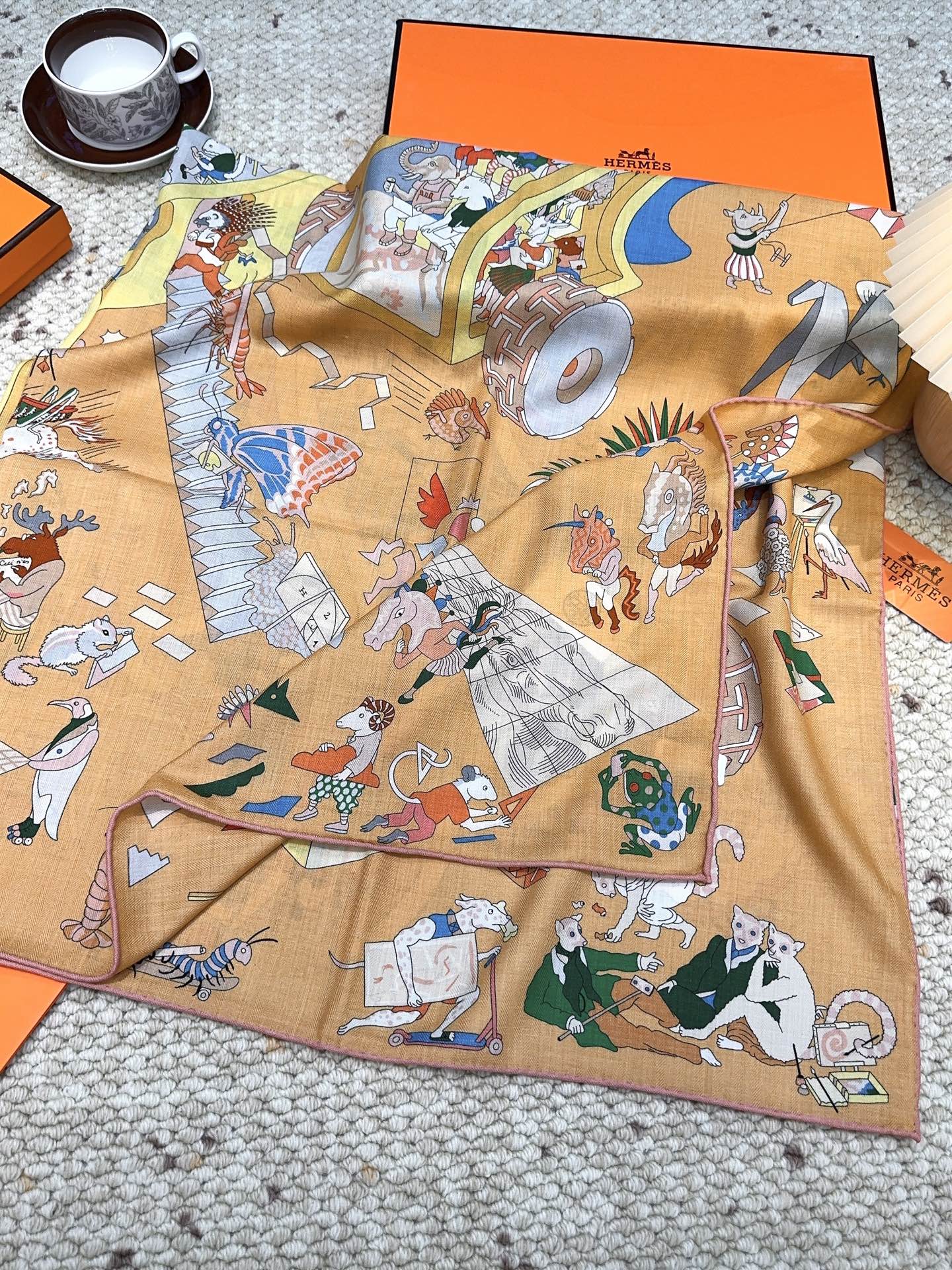 爱马仕（Hermes）2025年秋冬抢先 上新💞【双面同色丝毛方巾】手工卷边山羊绒和真丝混纺披肩（70%