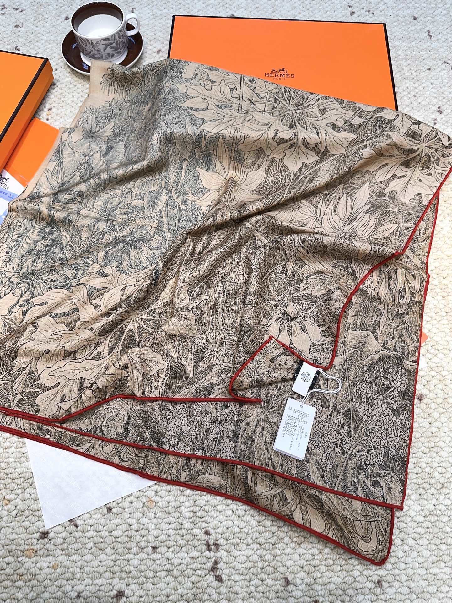 爱马仕(Hermes)羊绒新款🆕《巴勒莫植物园》羊绒方巾,顶级工艺超值‼️爱马仕专柜爆款🎁💟立体呈现图案