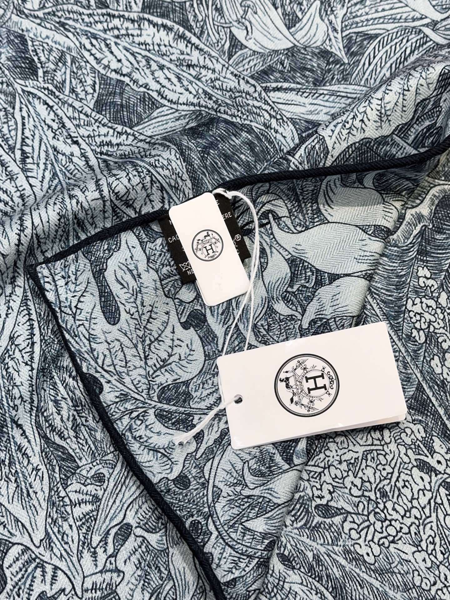 爱马仕(Hermes)羊绒新款🆕《巴勒莫植物园》羊绒方巾,顶级工艺超值‼️爱马仕专柜爆款🎁💟立体呈现图案