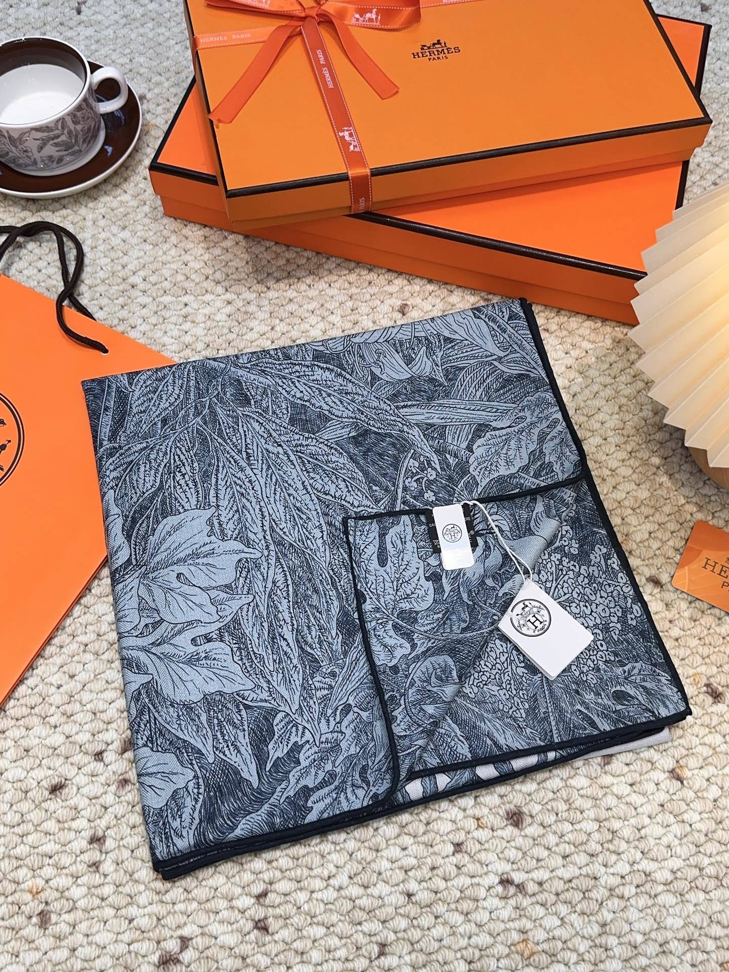 爱马仕(Hermes)羊绒新款🆕《巴勒莫植物园》羊绒方巾,顶级工艺超值‼️爱马仕专柜爆款🎁💟立体呈现图案