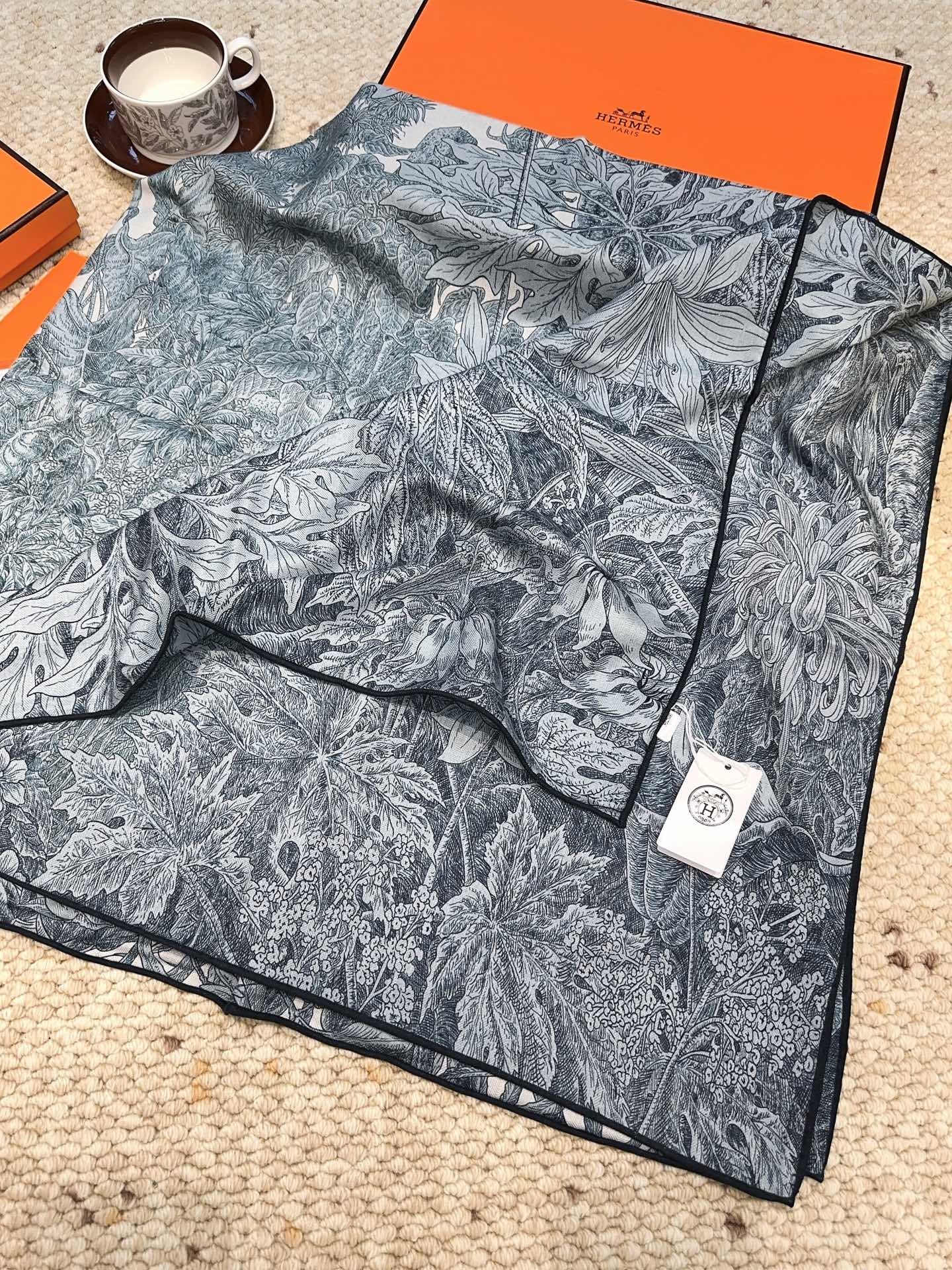 爱马仕(Hermes)羊绒新款🆕《巴勒莫植物园》羊绒方巾,顶级工艺超值‼️爱马仕专柜爆款🎁💟立体呈现图案