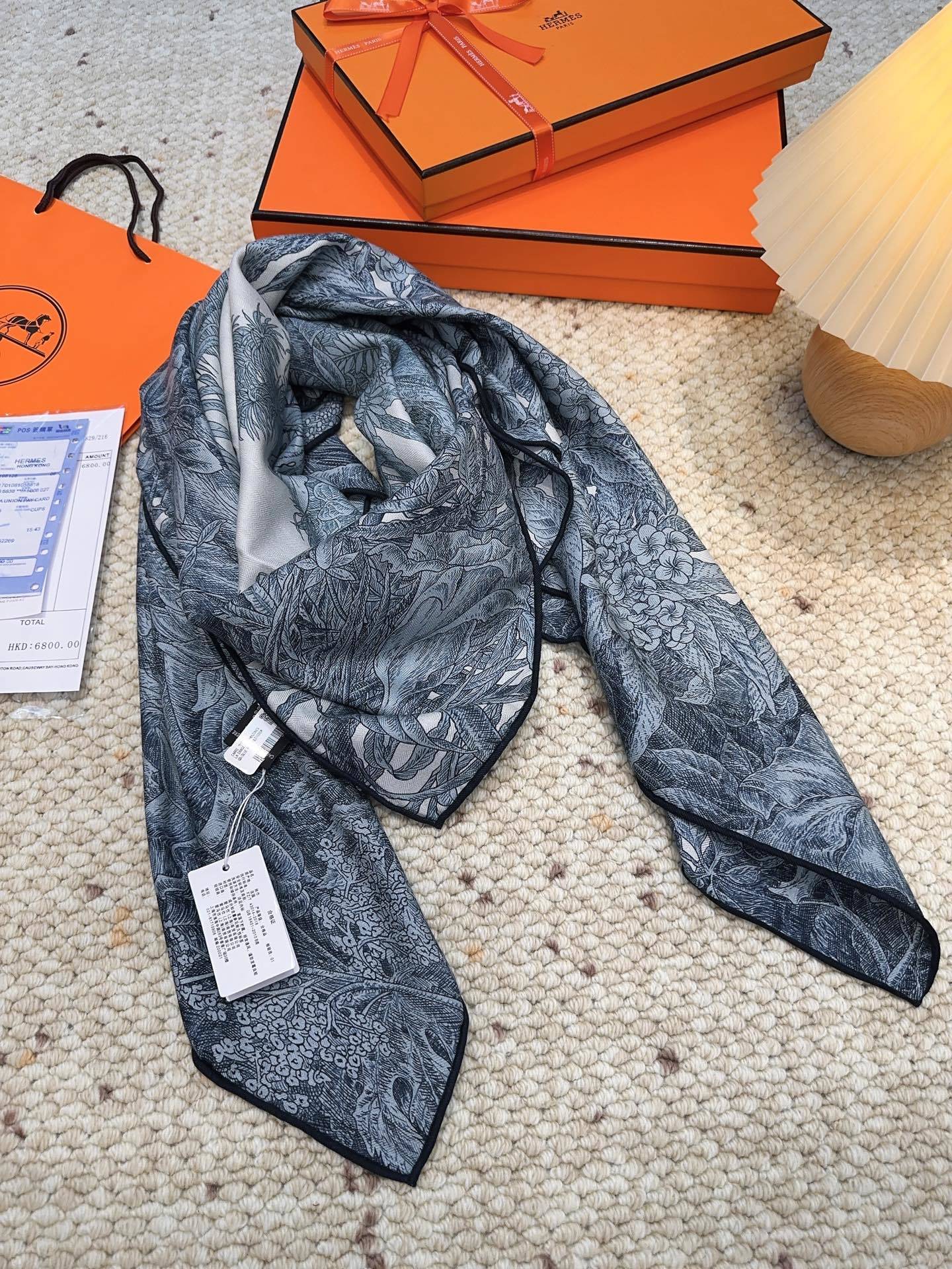 爱马仕(Hermes)羊绒新款🆕《巴勒莫植物园》羊绒方巾,顶级工艺超值‼️爱马仕专柜爆款🎁💟立体呈现图案