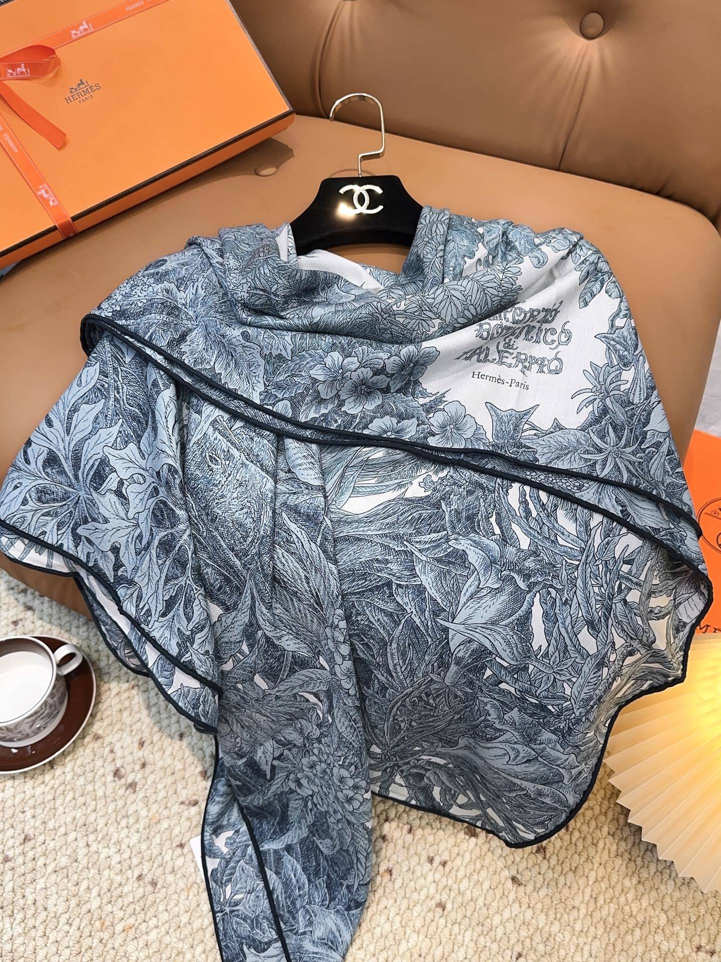 爱马仕(Hermes)羊绒新款🆕《巴勒莫植物园》羊绒方巾,顶级工艺超值‼️爱马仕专柜爆款🎁💟立体呈现图案