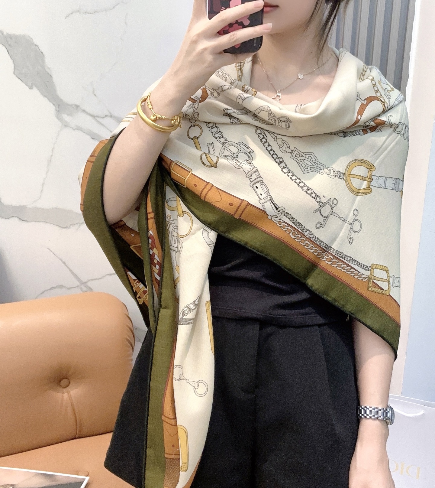 P240 羊绒新款🆕👏👏买了都说好看‼️推荐💕爱马仕双面同色羊绒方巾 顶级工艺超值‼️爱马仕专柜爆款🎁💟立体呈现图案纹路实物档次极高👍👍特殊工艺高端研发惊艳问世🌟特殊尖端工艺处理👍‼️受到白富美的喜欢 无论是品质 款式 价格都令大牌控的她们尖叫 超高性价比 绝对值得入手‼️‼️尺寸：140cm*140cm，70%羊绒+30%真丝