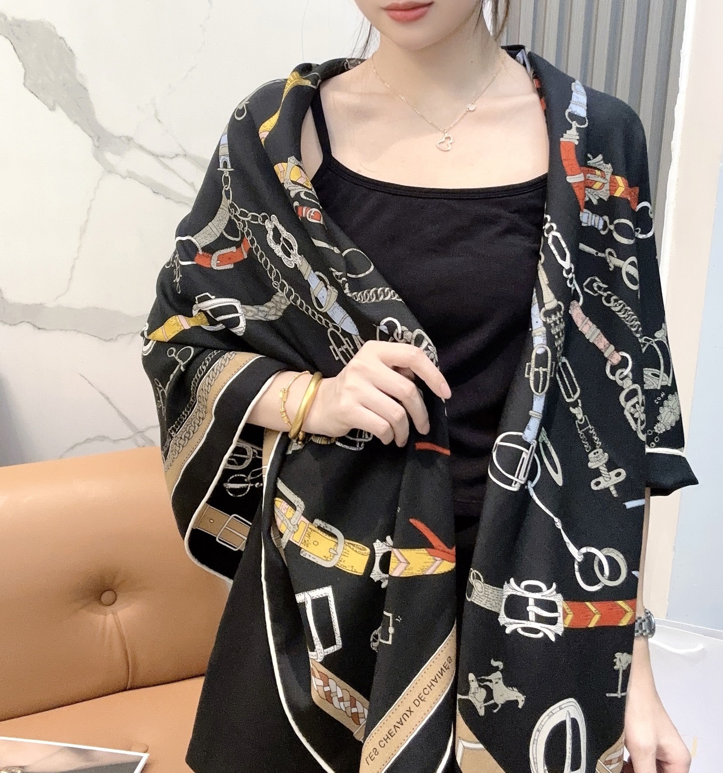 NO:554299,I bought the new cashmere model and said it looks good. I recommend the Hermès double-sided cashmere square scarf of the same color. Top-notch craftsmanship, great value, three-dimensional presentation of patterns and textures, real object, very high quality, special craftsmanship, high-end research and development, stunning advent, special cutting-edge craftsmanship, favored by Bai Fumei. Whether it is quality, style or price, they scream for big-name control. Super cost-effective, definitely worth buying. Size 140cm*140cm, 70 cashmere silk high version scarf, high version scarf, hermes, real silk19860909羊绒新款买了都说好看推荐爱马仕双面同色羊绒方巾 顶级工艺超值爱马仕专柜爆款立体呈现图案纹路实物档次极高特殊工艺高端研发惊艳问世特殊尖端工艺处理受到白富美的喜欢 无论是品质 款式 价格都令大牌控的她们尖叫 超高性价比 绝对值得入手尺寸140cm*140cm,70羊绒真丝高版本围巾,高版本围巾,hermes,real silk,scarf