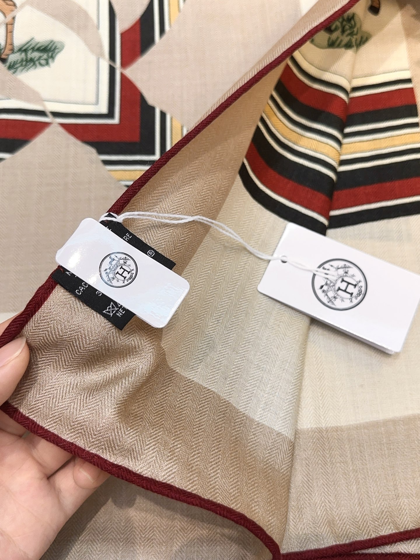 爱马仕（Hermes）上新💕【爱马仕2025春夏 】这款点睛配饰可以多种方式佩戴，与任何服饰皆搭配得宜。