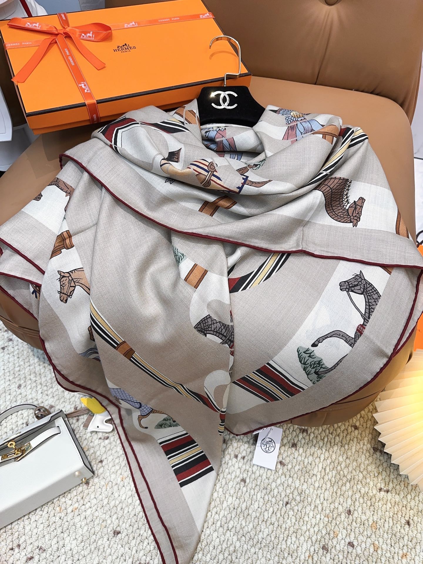 爱马仕（Hermes）上新💕【爱马仕2025春夏 】这款点睛配饰可以多种方式佩戴，与任何服饰皆搭配得宜。