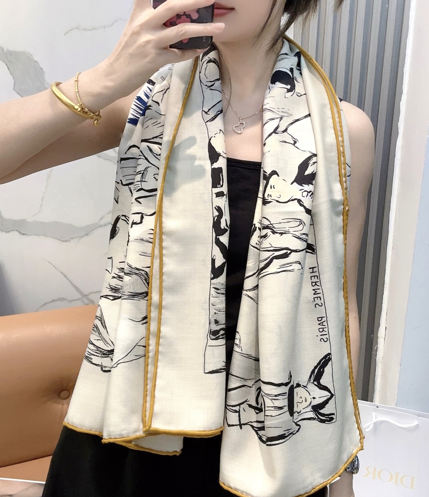 P240 爱马仕（Hermes）上新💕【爱马仕2025春夏 】这款点睛配饰可以多种方式佩戴，与任何服饰皆搭配得宜。无论系绕颈间，或作为腰带、束发带及头巾佩戴，皆赏心悦目。法国制造手工卷边丝羊绒巾（30%桑蚕丝70%山羊绒）。
尺寸：140x 140厘米