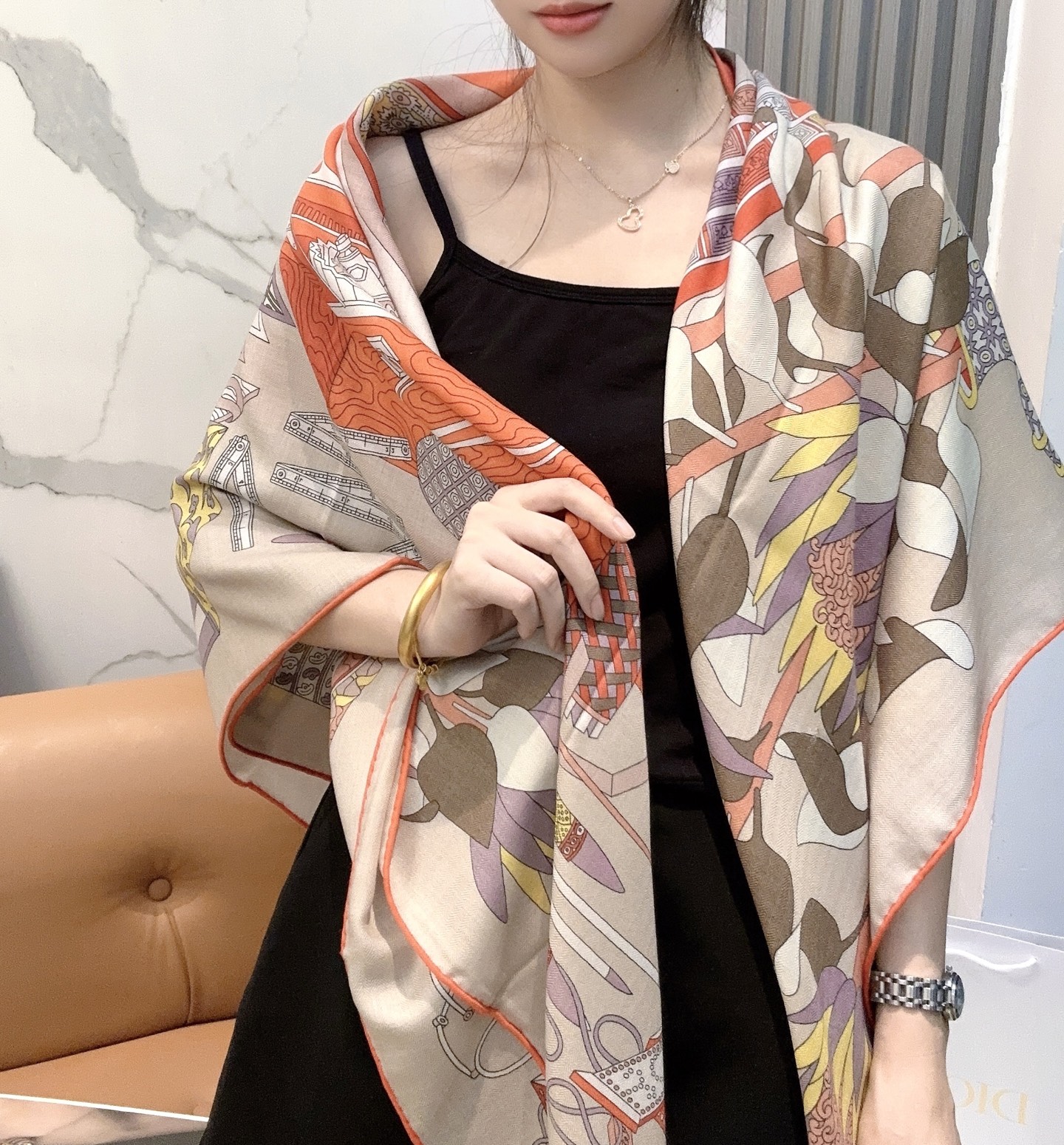 P240 爱马仕（Hermes）上新💕【爱马仕2025春夏 】这款点睛配饰可以多种方式佩戴，与任何服饰皆搭配得宜。无论系绕颈间，或作为腰带、束发带及头巾佩戴，皆赏心悦目。法国制造手工卷边丝羊绒巾（30%桑蚕丝70%山羊绒）。
尺寸：140x 140厘米