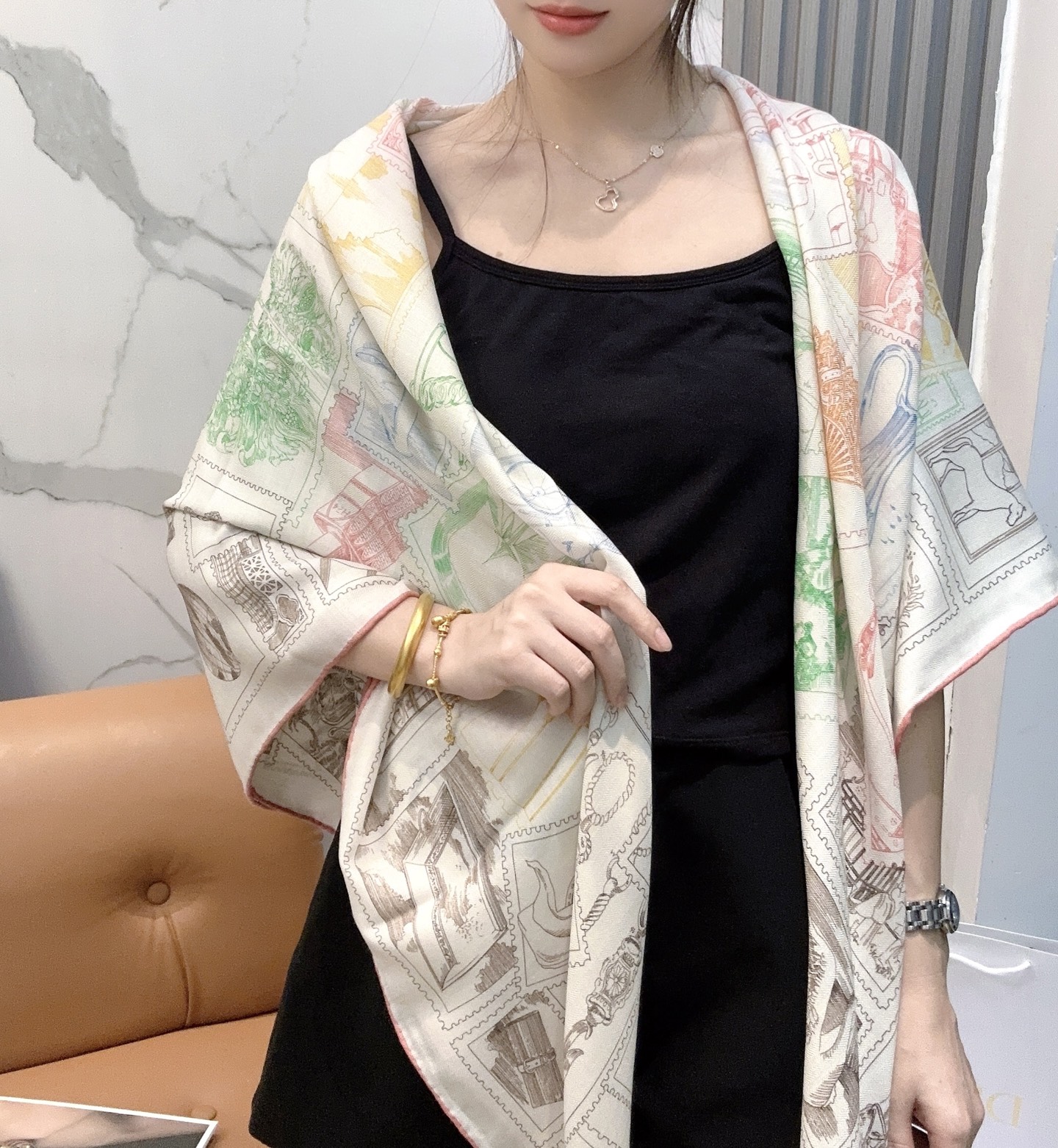 NO:554302,Hermes has launched a new [Hermès 2025 Spring and Summer]. This finishing touch can be worn in a variety of ways and goes well with any outfit. Whether worn around the neck, or worn as a belt, headband or headscarf, it is pleasing to the eye. Made in France, hand-rolled silk cashmere scarf (30% mulberry silk, 70% cashmere). Size 140x 140cm high version scarf, high version scarf, hermes, hermes19860909爱马仕（Hermes）上新【爱马仕2025春夏】这款点睛配饰可以多种方式佩戴,与任何服饰皆搭配得宜.无论系绕颈间,或作为腰带、束发带及头巾佩戴,皆赏心悦目.法国制造手工卷边丝羊绒巾（30桑蚕丝70山羊绒）. 尺寸140x 140厘米高版本围巾,高版本围巾,hermes,hermes,scarf