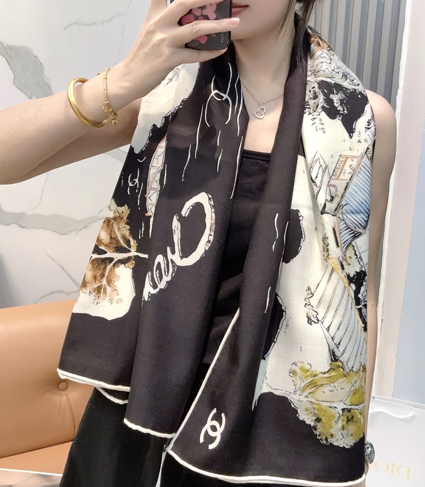 香奈儿上新❤️【Chanel】 经典茶花优雅Coco风，Chanel最新丝绒大方巾~气质到骨子里，香奶奶