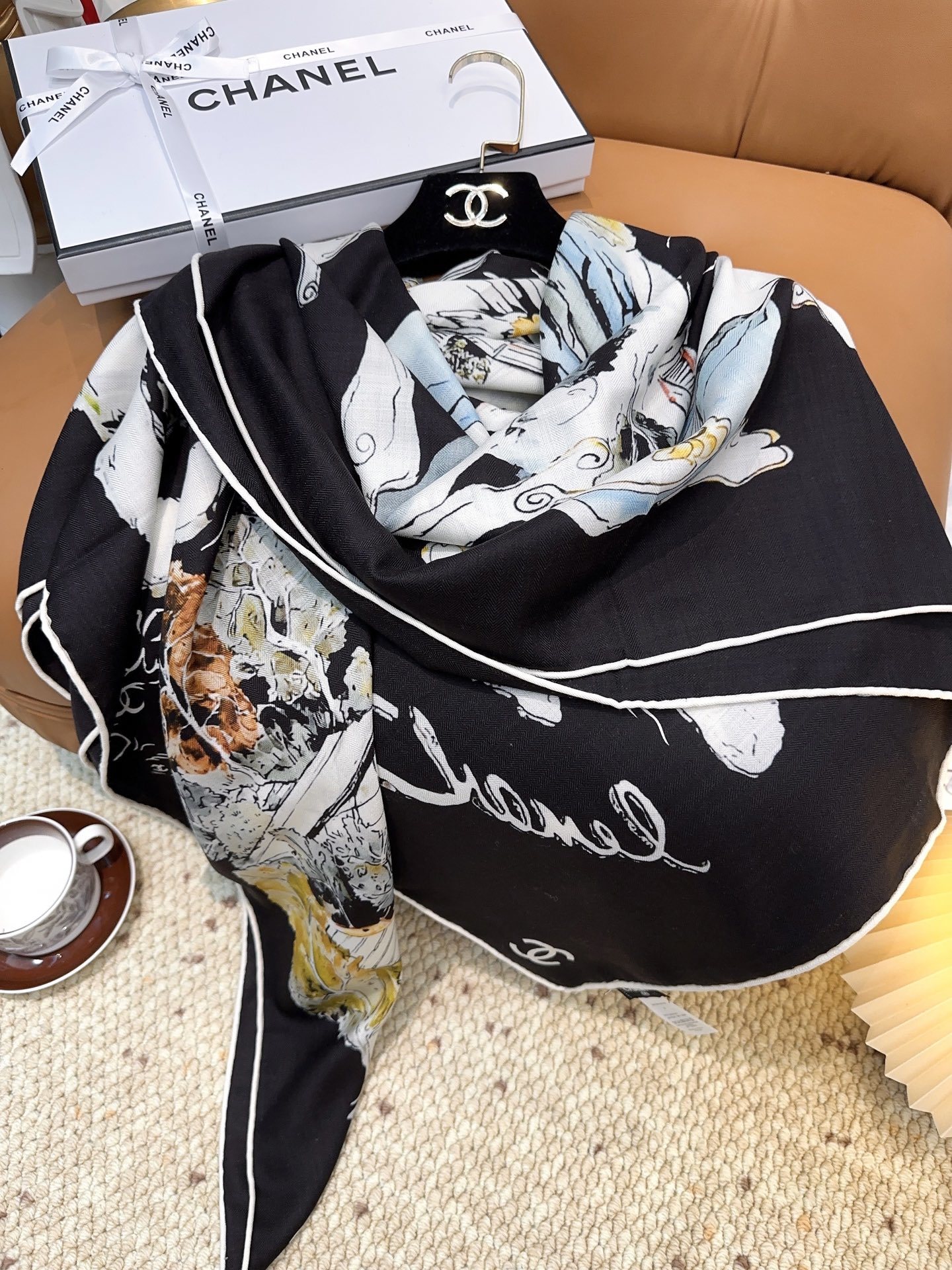 香奈儿上新❤️【Chanel】 经典茶花优雅Coco风,Chanel最新丝绒大方巾~气质到骨子里,香奶奶