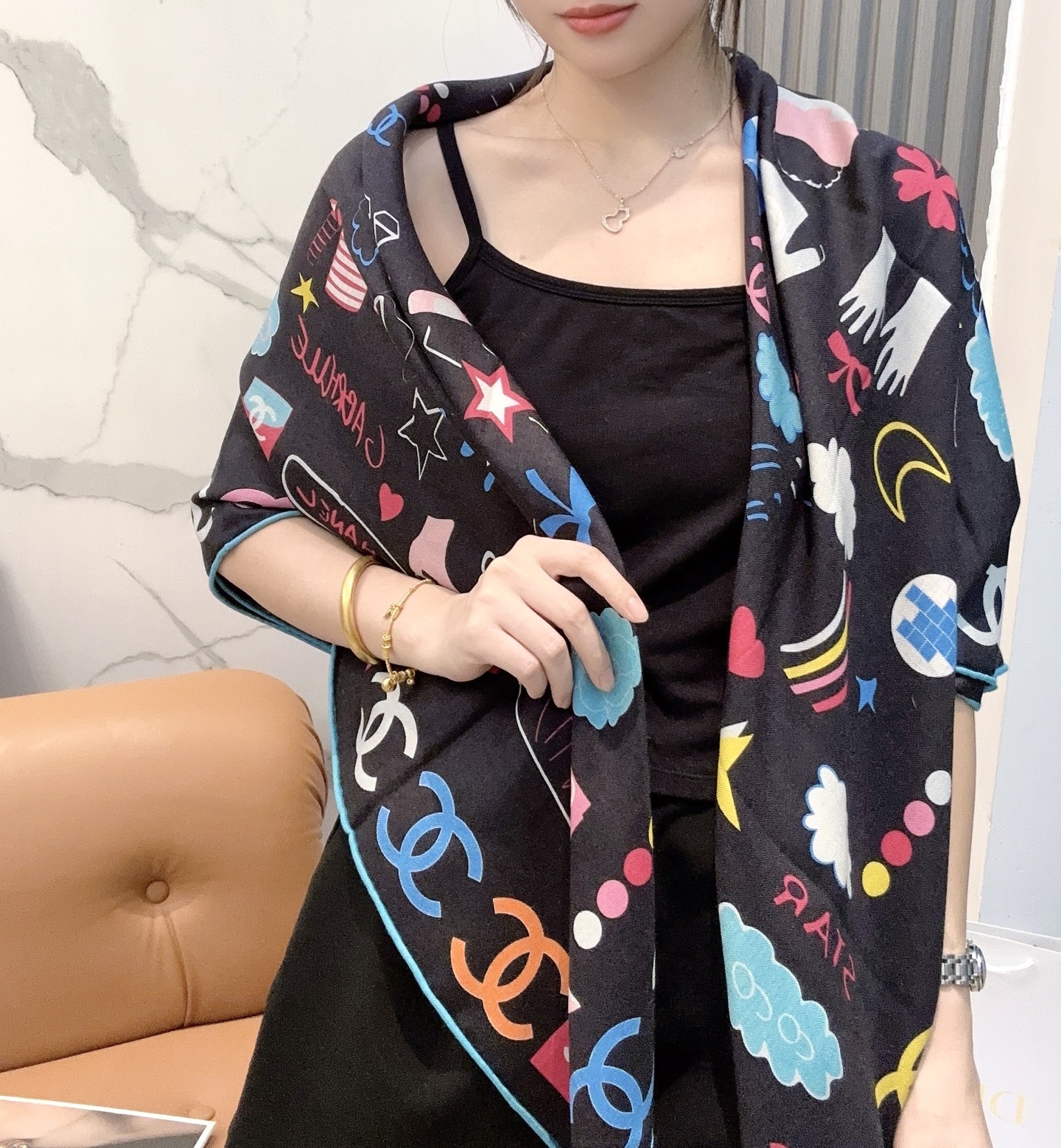 香奈儿上新❤️【Chanel】 经典茶花优雅Coco风，Chanel最新丝绒大方巾~气质到骨子里，香奶奶