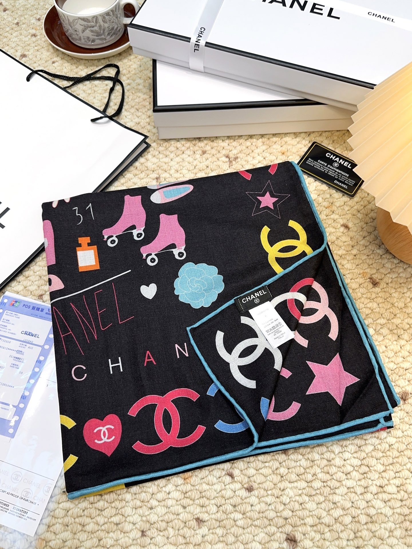 香奈儿上新❤️【Chanel】 经典茶花优雅Coco风，Chanel最新丝绒大方巾~气质到骨子里，香奶奶