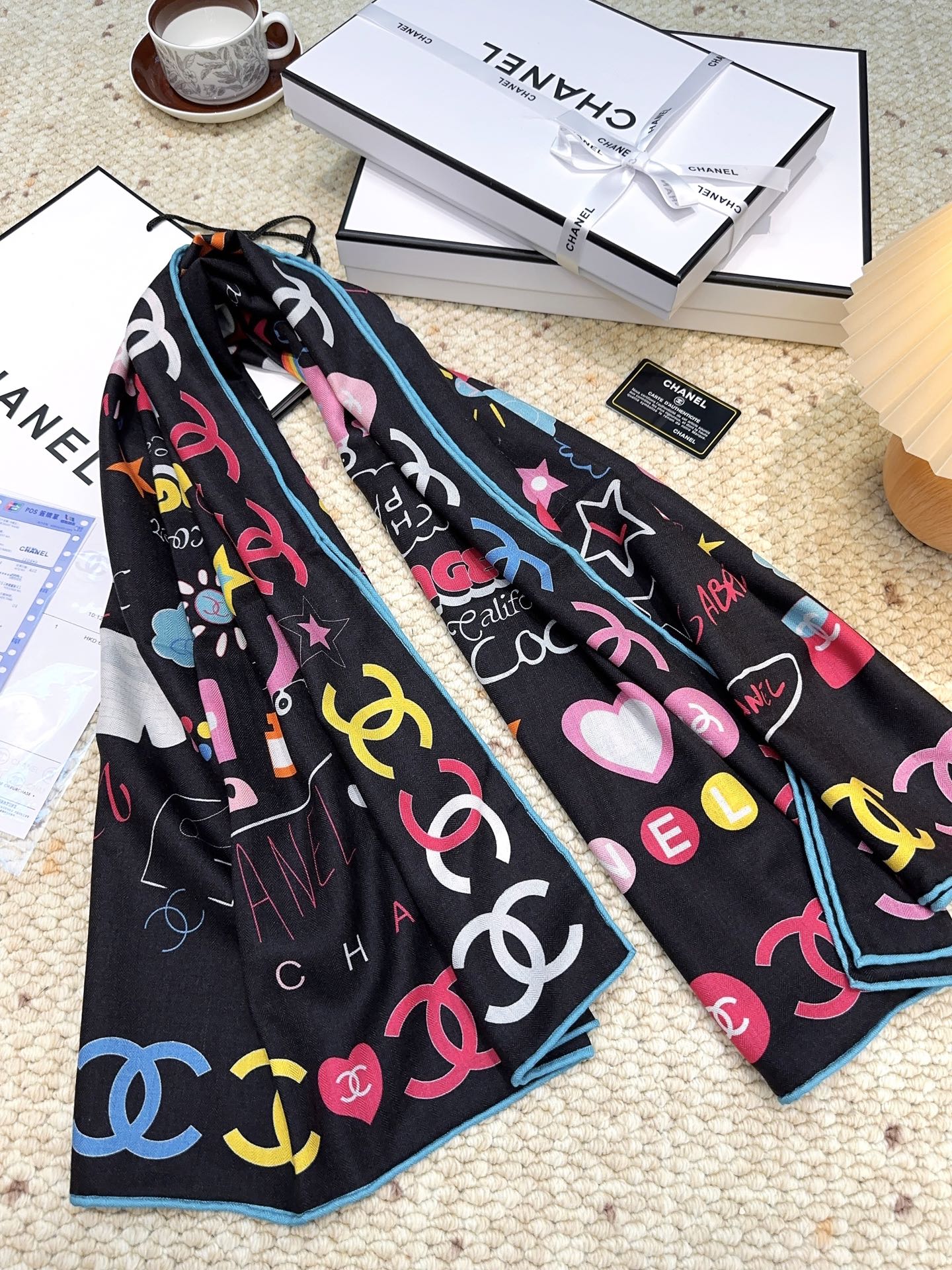 香奈儿上新❤️【Chanel】 经典茶花优雅Coco风，Chanel最新丝绒大方巾~气质到骨子里，香奶奶