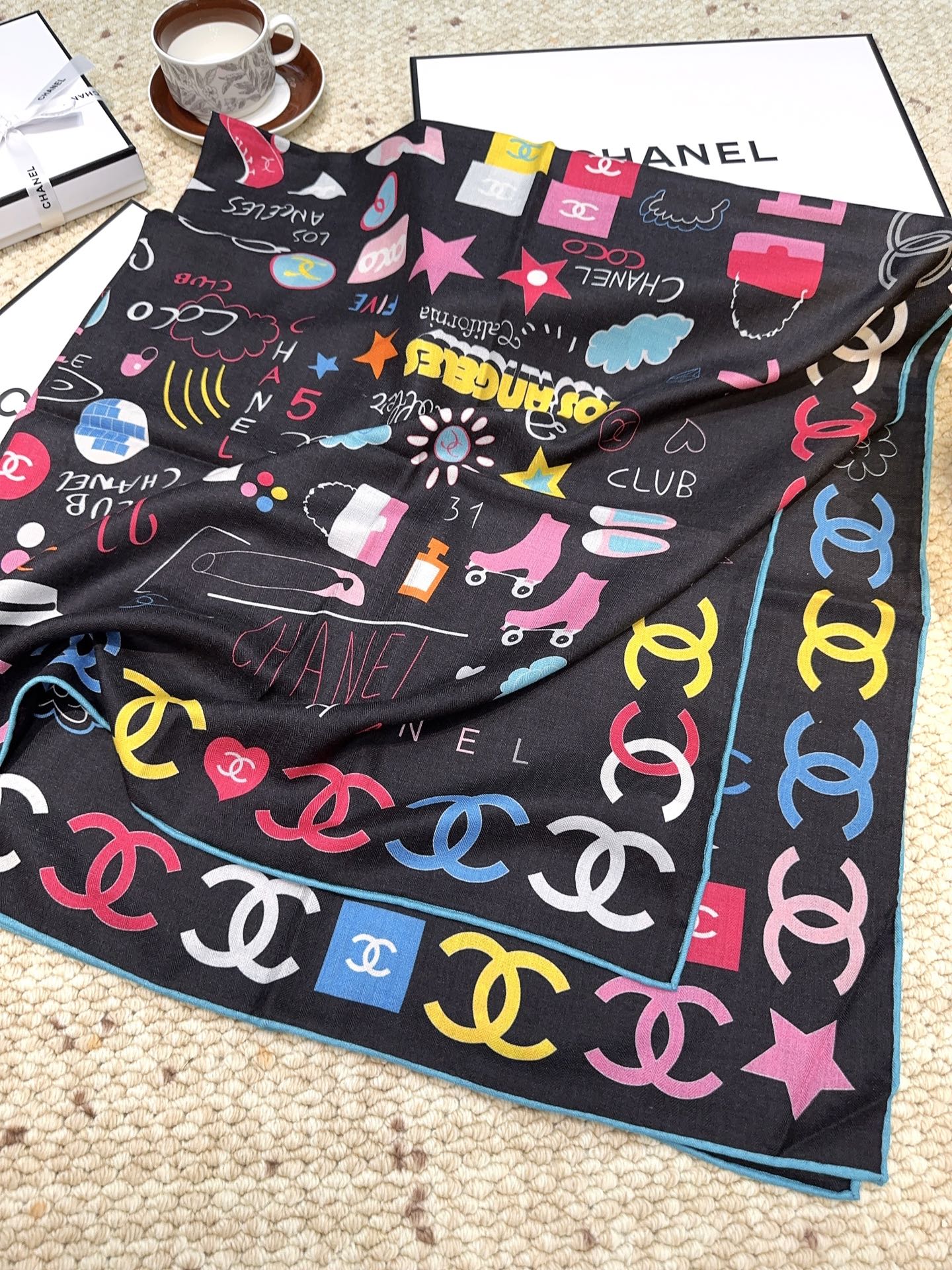香奈儿上新❤️【Chanel】 经典茶花优雅Coco风，Chanel最新丝绒大方巾~气质到骨子里，香奶奶