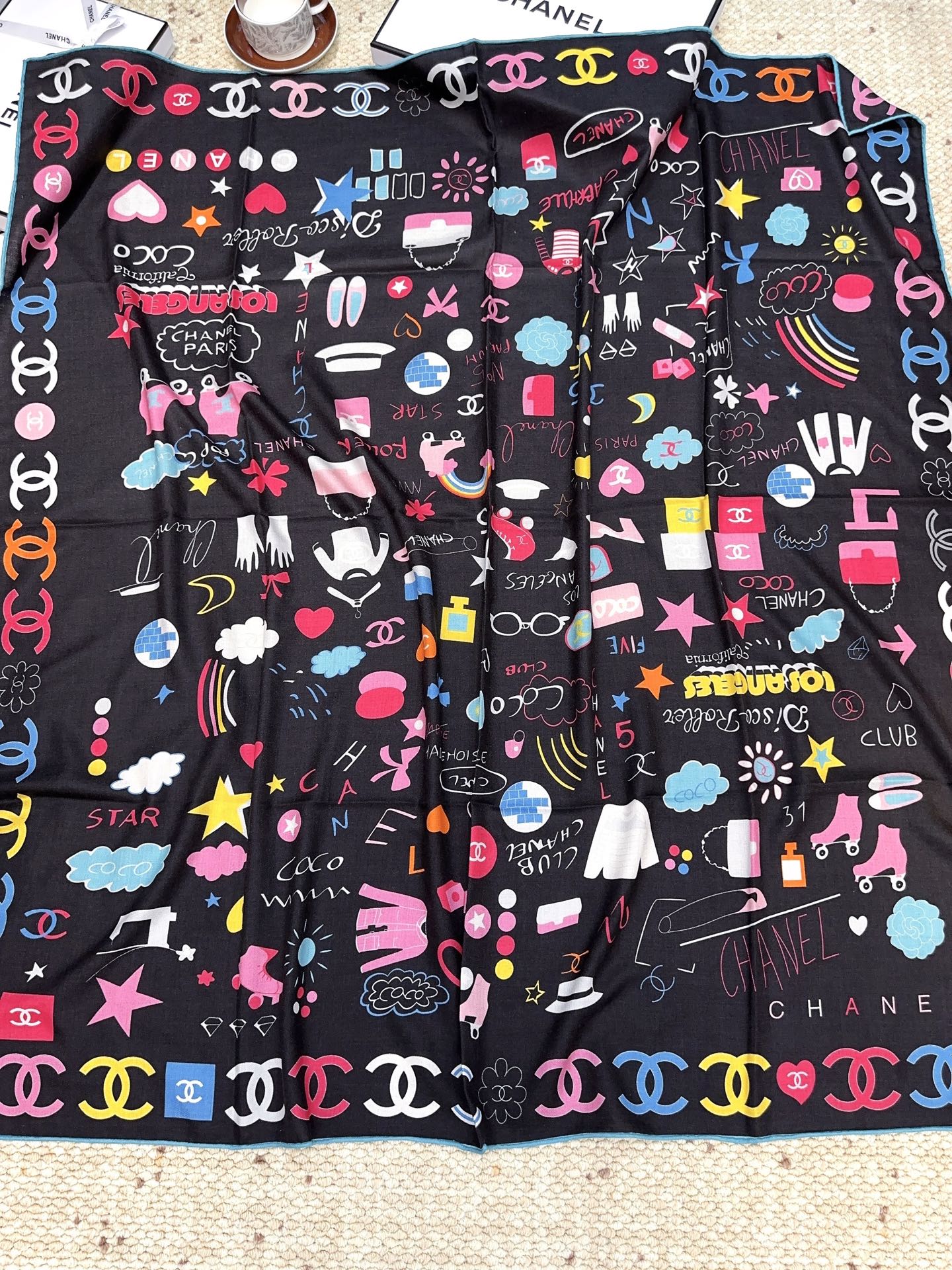 香奈儿上新❤️【Chanel】 经典茶花优雅Coco风，Chanel最新丝绒大方巾~气质到骨子里，香奶奶