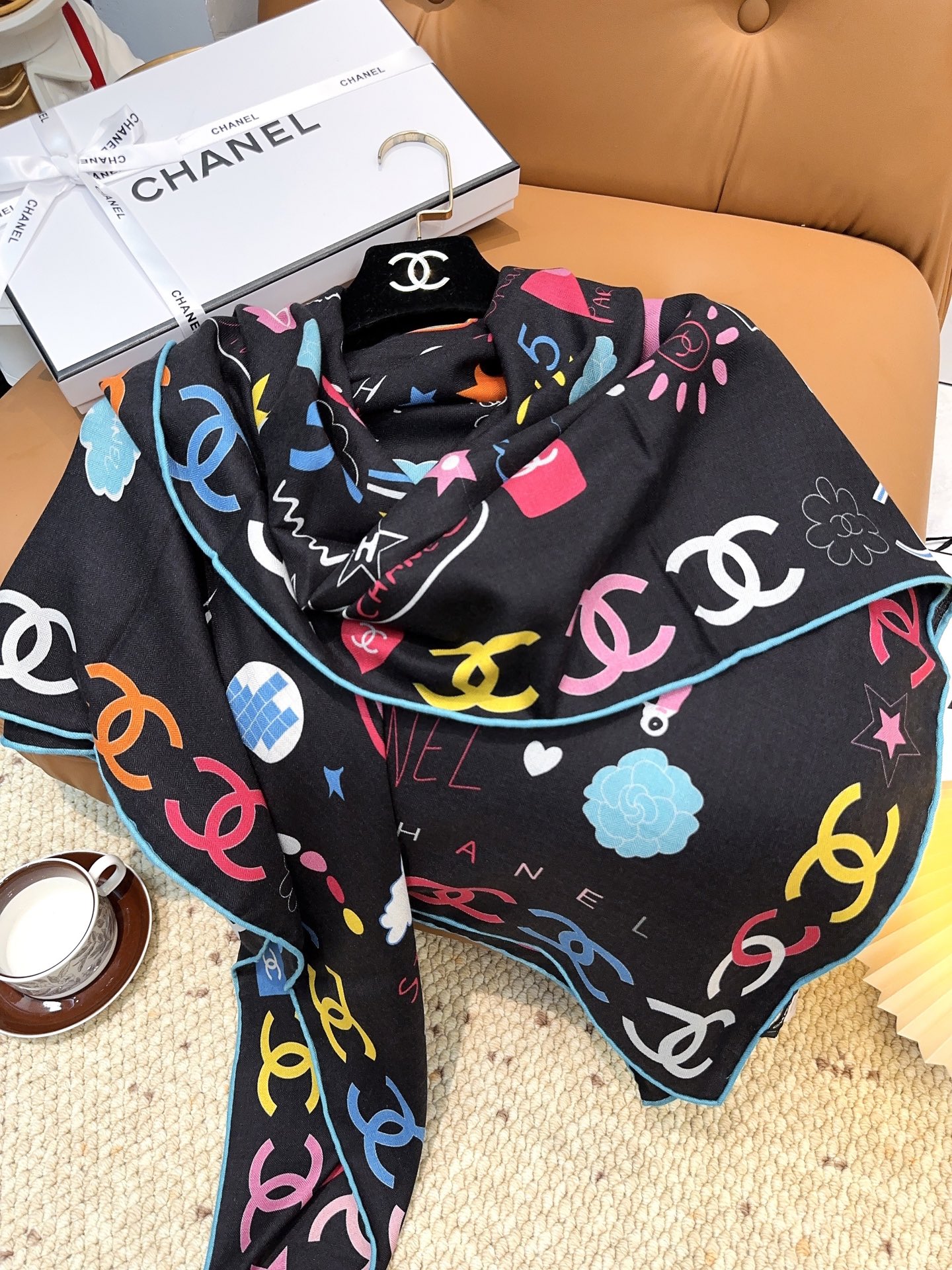 香奈儿上新❤️【Chanel】 经典茶花优雅Coco风，Chanel最新丝绒大方巾~气质到骨子里，香奶奶