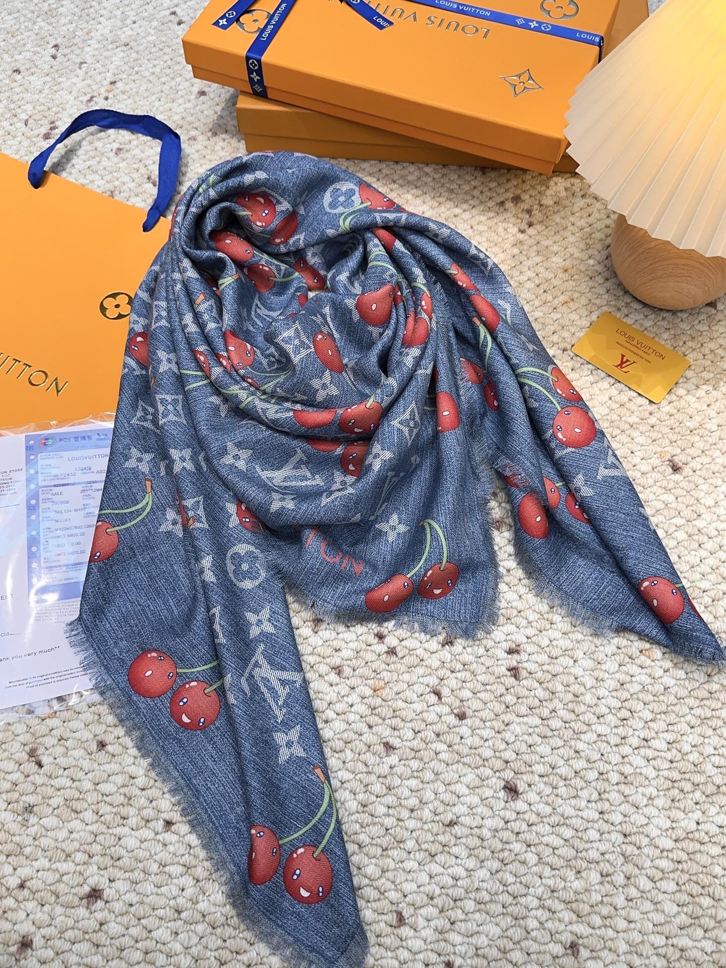 LV（路易威登）X TM MONOGRAMCERISE 140丝毛方巾【140双面丝毛同色】LV × T