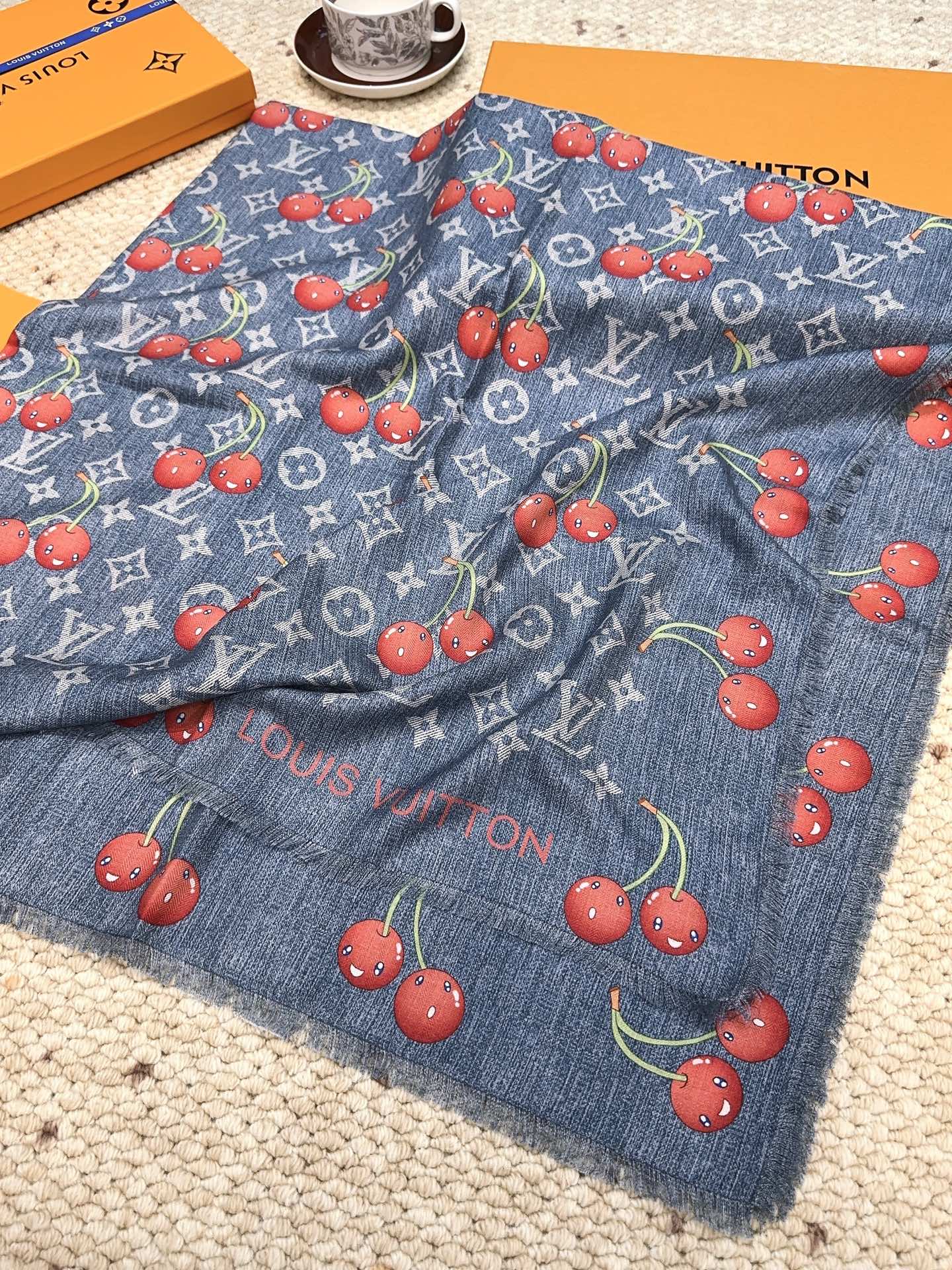 LV（路易威登）X TM MONOGRAMCERISE 140丝毛方巾【140双面丝毛同色】LV × T