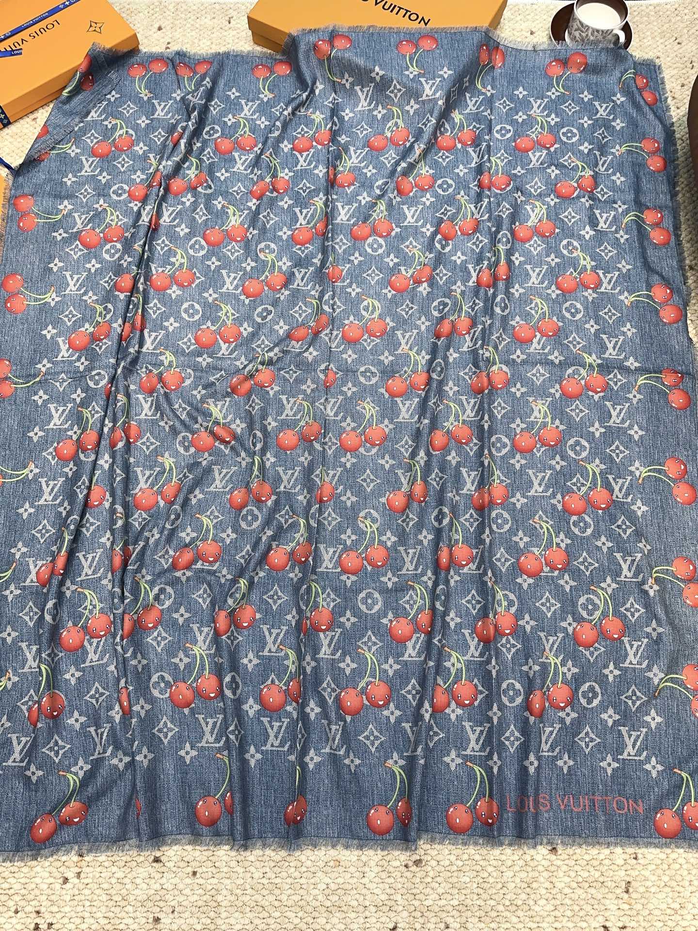 LV（路易威登）X TM MONOGRAMCERISE 140丝毛方巾【140双面丝毛同色】LV × T