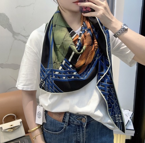 Hermès Two Horses Woven Scarf - 70% Cashmere, 30% Silk Blend - Handmade Edges 1 Hermès Two Horses Woven Scarf - 70% Cashmere, 30% Silk Blend - Handmade Edges