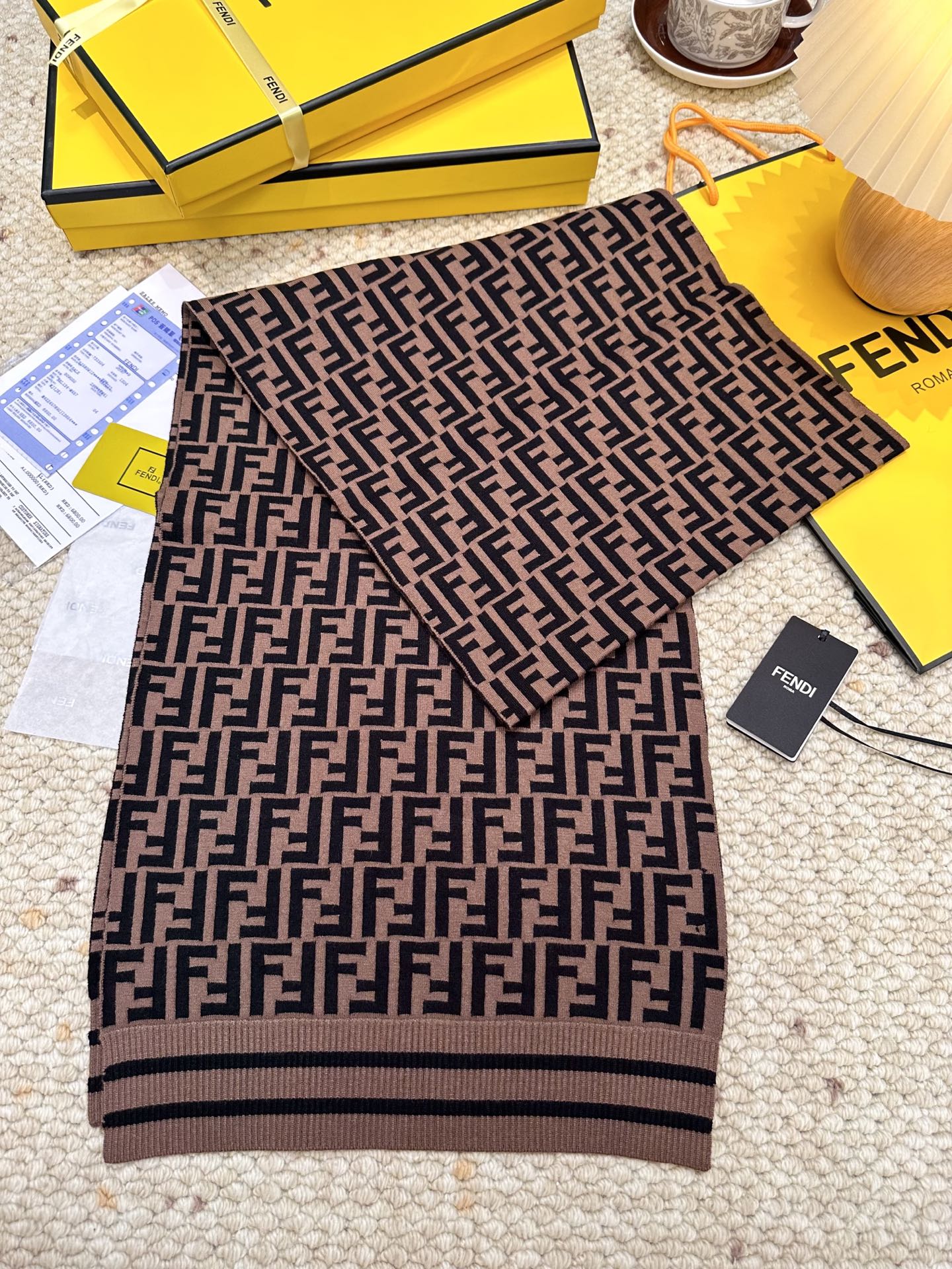 P140 🆕Fendi · 经典FF针织长巾❗️芬迪 喜欢小众不撞款的Fendi推荐入!】时髦过冬!!非常的低调奢华,精致大气的简约设计,高级时髦精必入推荐,上身的感觉真的散发非凡的气质❗️❗️来自女人们都会爱的Fendi~又是美出了天际啊!!自带高级气场,芬迪独有的高级优雅,稳稳的“高段位”!针织的羊绒羊毛纱线厚实温暖舒服!!!真的非常令人佩服,非常有大牌的气场,张力十足,温柔知性
👉