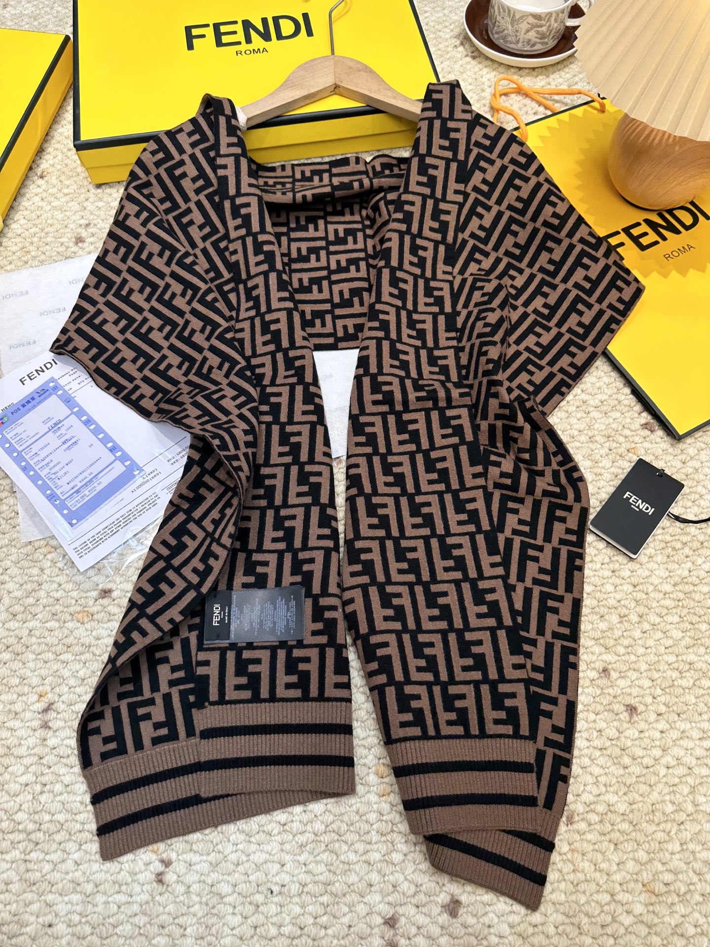 P140 🆕Fendi · 经典FF针织长巾❗️芬迪 喜欢小众不撞款的Fendi推荐入!】时髦过冬!!非常的低调奢华,精致大气的简约设计,高级时髦精必入推荐,上身的感觉真的散发非凡的气质❗️❗️来自女人们都会爱的Fendi~又是美出了天际啊!!自带高级气场,芬迪独有的高级优雅,稳稳的“高段位”!针织的羊绒羊毛纱线厚实温暖舒服!!!真的非常令人佩服,非常有大牌的气场,张力十足,温柔知性
👉