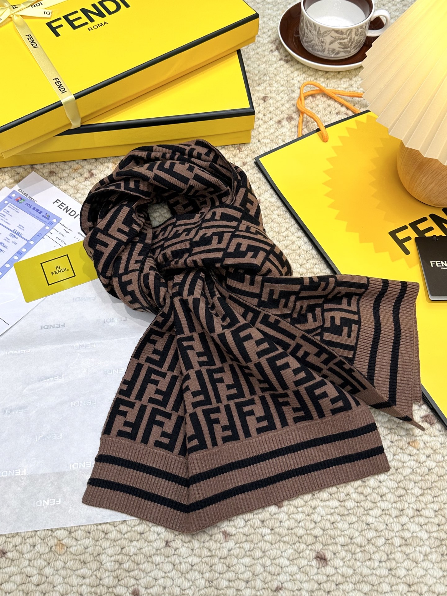 P140 🆕Fendi · 经典FF针织长巾❗️芬迪 喜欢小众不撞款的Fendi推荐入!】时髦过冬!!非常的低调奢华,精致大气的简约设计,高级时髦精必入推荐,上身的感觉真的散发非凡的气质❗️❗️来自女人们都会爱的Fendi~又是美出了天际啊!!自带高级气场,芬迪独有的高级优雅,稳稳的“高段位”!针织的羊绒羊毛纱线厚实温暖舒服!!!真的非常令人佩服,非常有大牌的气场,张力十足,温柔知性
👉