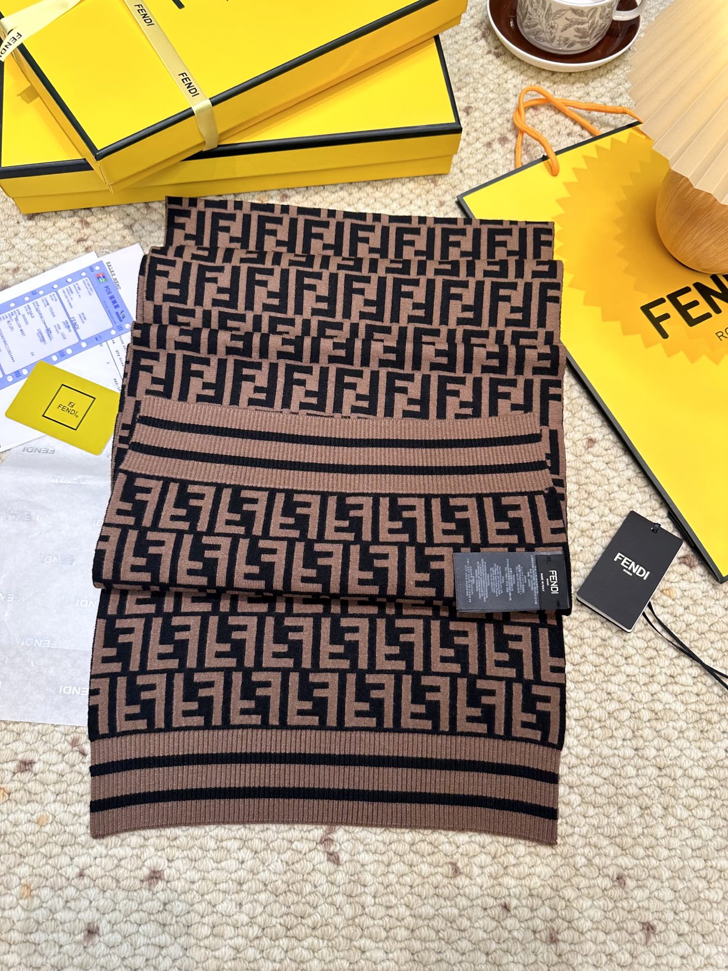 P140 🆕Fendi · 经典FF针织长巾❗️芬迪 喜欢小众不撞款的Fendi推荐入!】时髦过冬!!非常的低调奢华,精致大气的简约设计,高级时髦精必入推荐,上身的感觉真的散发非凡的气质❗️❗️来自女人们都会爱的Fendi~又是美出了天际啊!!自带高级气场,芬迪独有的高级优雅,稳稳的“高段位”!针织的羊绒羊毛纱线厚实温暖舒服!!!真的非常令人佩服,非常有大牌的气场,张力十足,温柔知性
👉