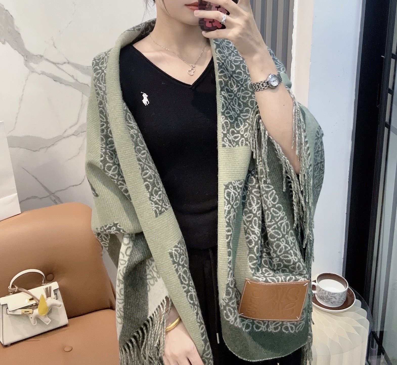 罗意威2024年最新款，Khaki Green奶茶驼双色羊毛提花毛毯披肩，饰有重复 Anagram 图案