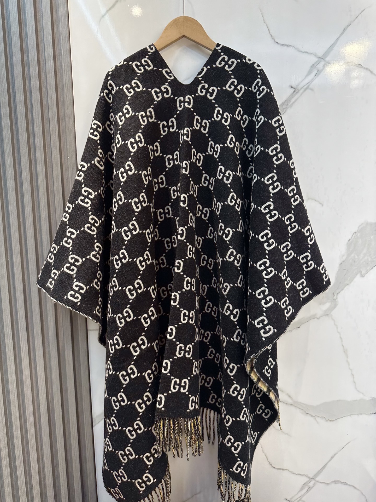 。GUCCI(古驰)原单代工厂出品,最新款双G斗篷英伦格双面斗篷,男女通用款,这是一款苏格兰风格-双面重