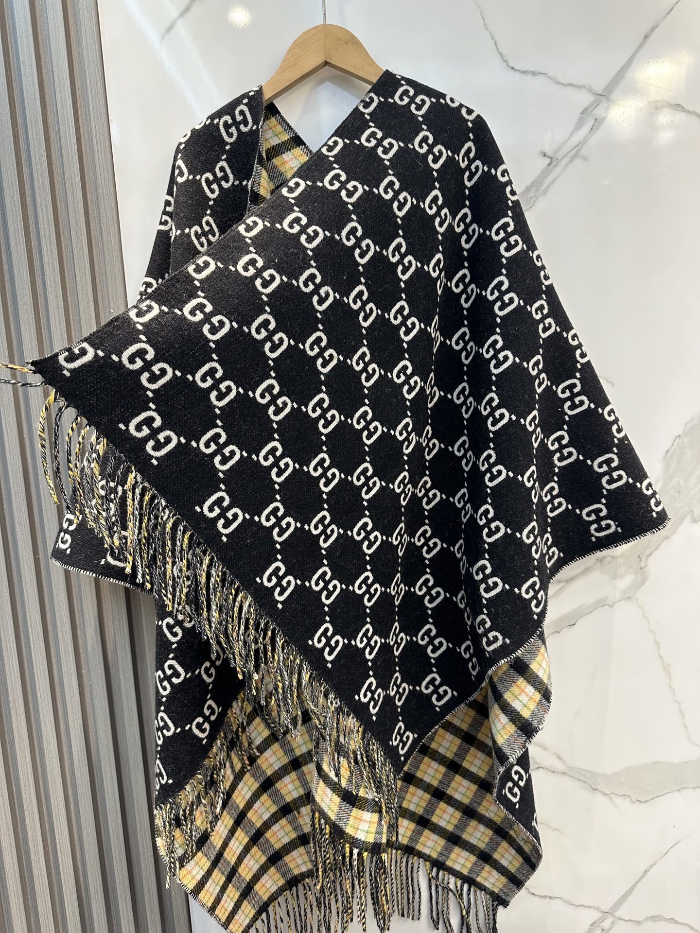 。GUCCI(古驰)原单代工厂出品,最新款双G斗篷英伦格双面斗篷,男女通用款,这是一款苏格兰风格-双面重