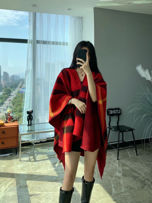 Burberry Reversible Cashmere Cape, Classic Plaid Design, 140*140 cm 2 Burberry Reversible Cashmere Cape, Classic Plaid Design, 140*140 cm