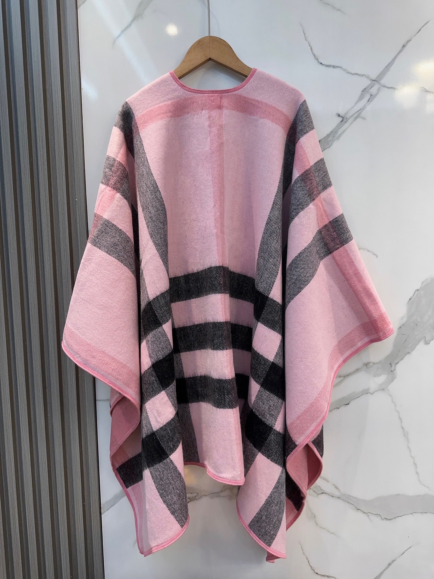 burberry史上最牛掰的原单货,双面斗篷‼️经典中的经典.❗️介绍这款AB面效果很难织造‼️预计专柜