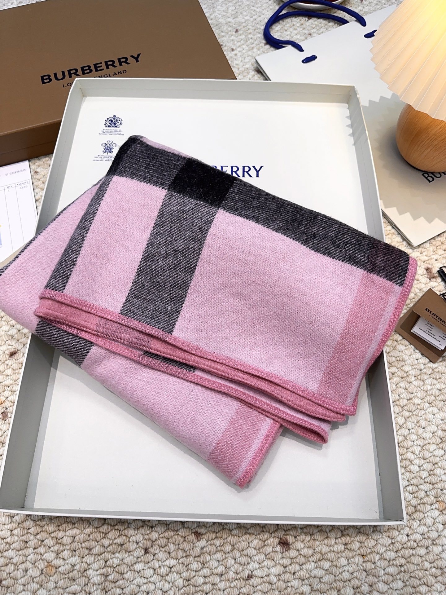 burberry史上最牛掰的原单货,双面斗篷‼️经典中的经典.❗️介绍这款AB面效果很难织造‼️预计专柜