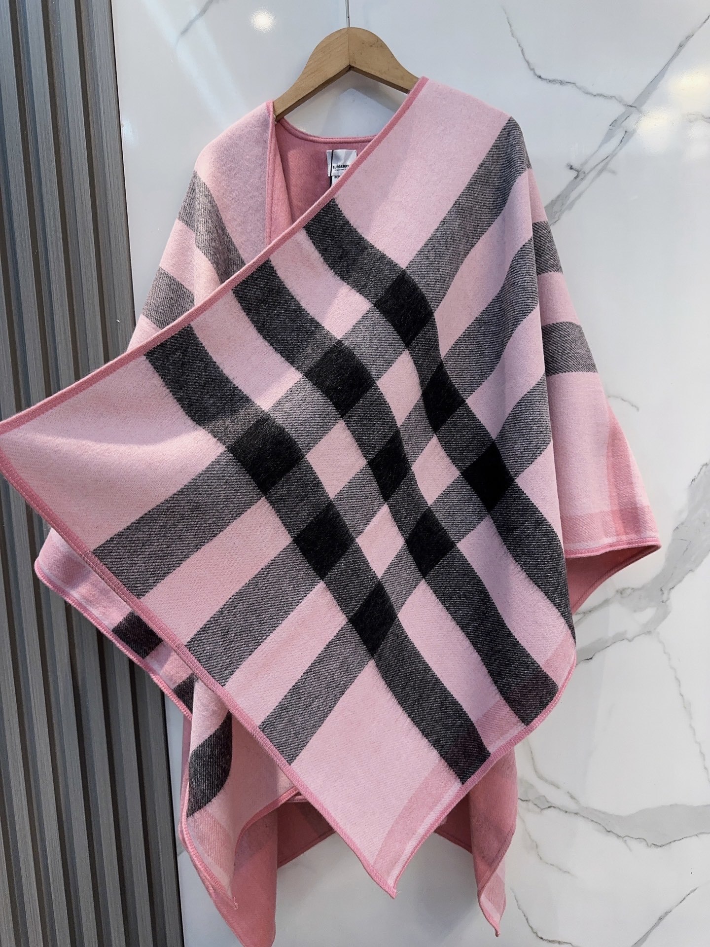 burberry史上最牛掰的原单货,双面斗篷‼️经典中的经典.❗️介绍这款AB面效果很难织造‼️预计专柜