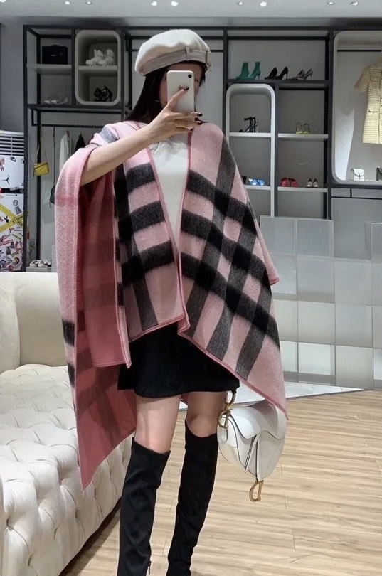burberry史上最牛掰的原单货，双面斗篷‼️经典中的经典.❗️介绍这款AB面效果很难织造‼️预计专柜