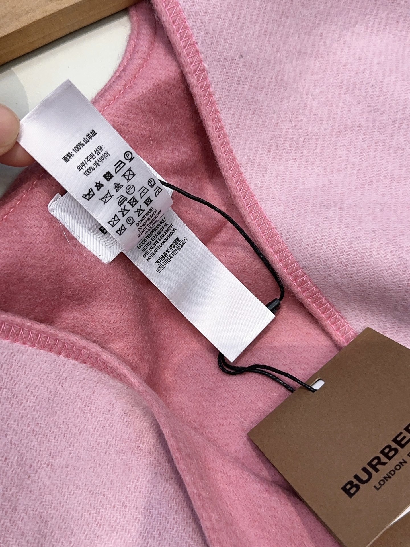 burberry史上最牛掰的原单货,双面斗篷‼️经典中的经典.❗️介绍这款AB面效果很难织造‼️预计专柜