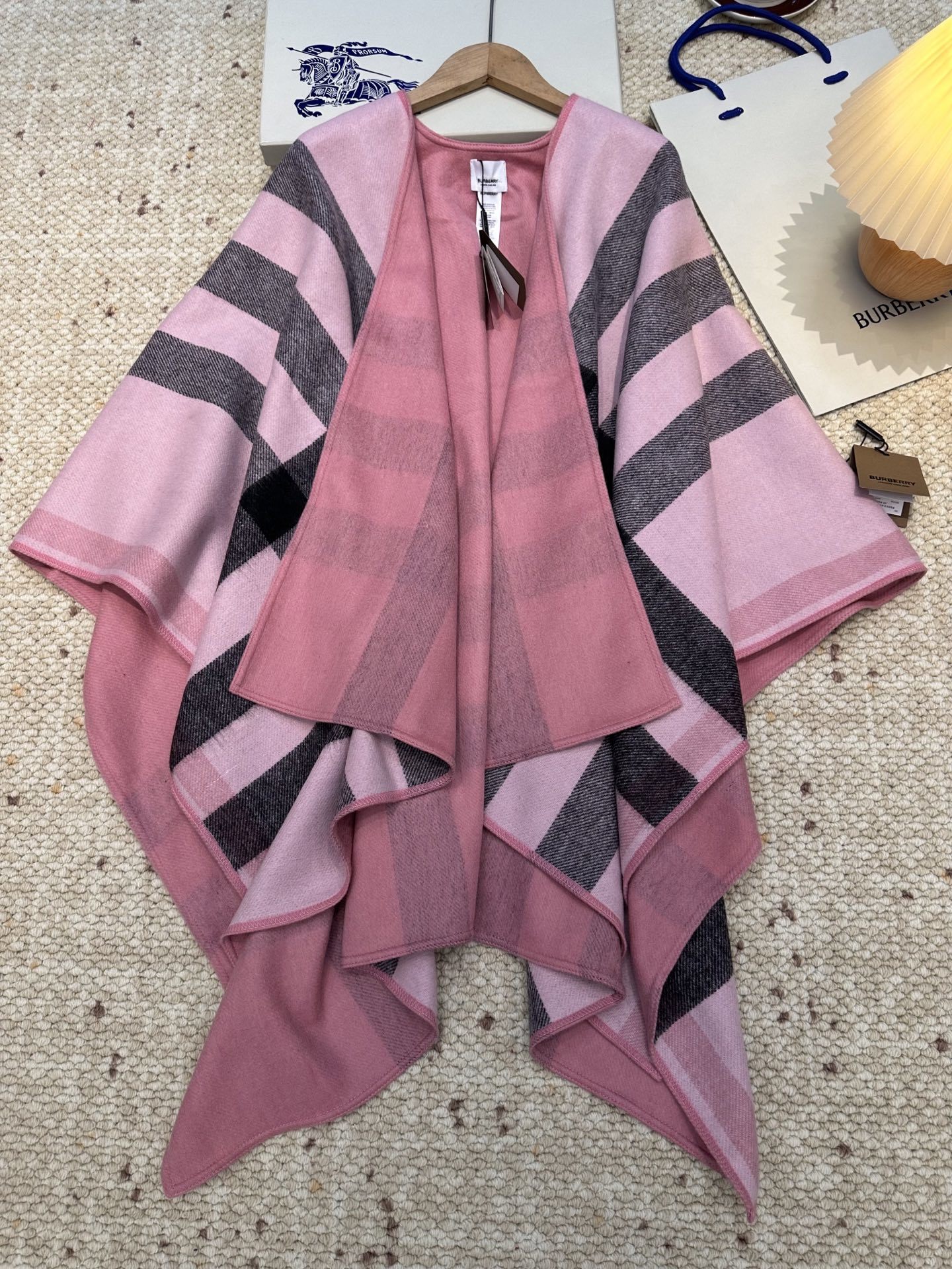 burberry史上最牛掰的原单货,双面斗篷‼️经典中的经典.❗️介绍这款AB面效果很难织造‼️预计专柜