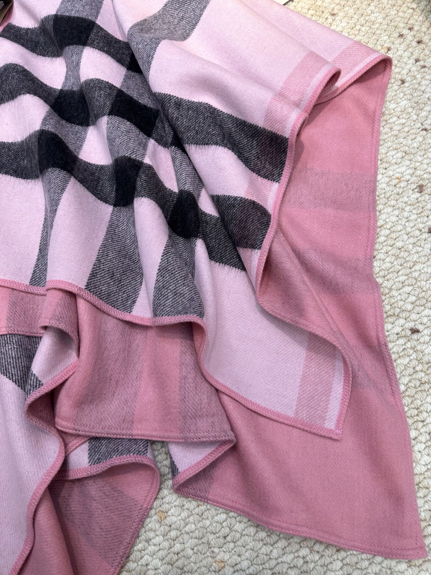 burberry史上最牛掰的原单货,双面斗篷‼️经典中的经典.❗️介绍这款AB面效果很难织造‼️预计专柜