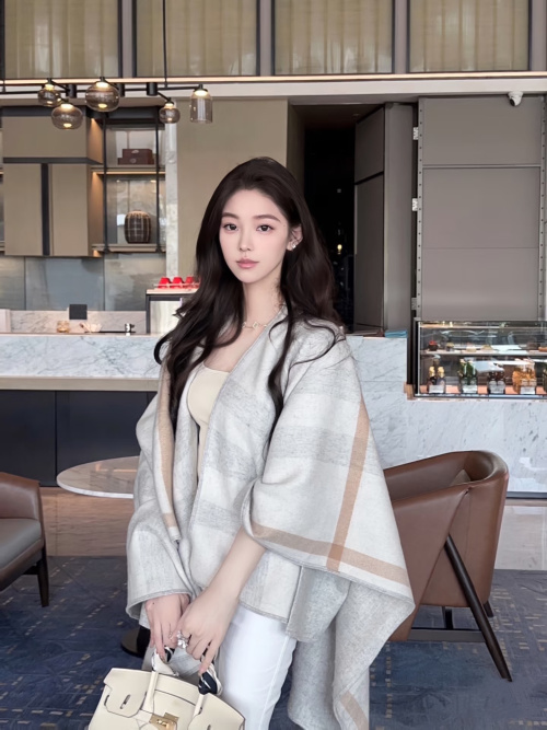 Elegant Double-Sided Cashmere Cape Burberry Style - Versatile & Luxurious 1 Elegant Double-Sided Cashmere Cape Burberry Style - Versatile & Luxurious